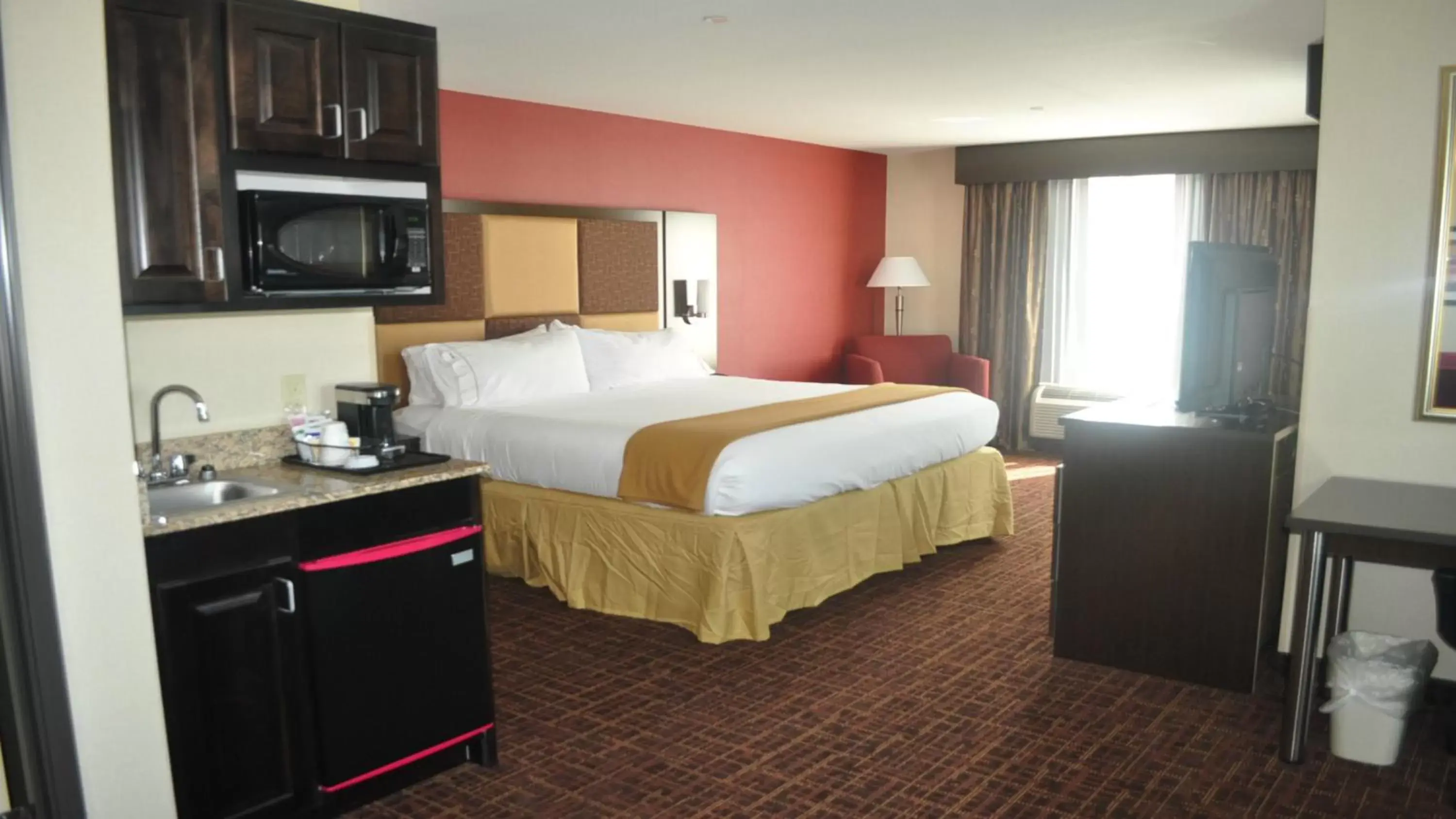 King Suite in Holiday Inn Express Greensburg by IHG King Suite in Holiday Inn Express Greensburg by IHG