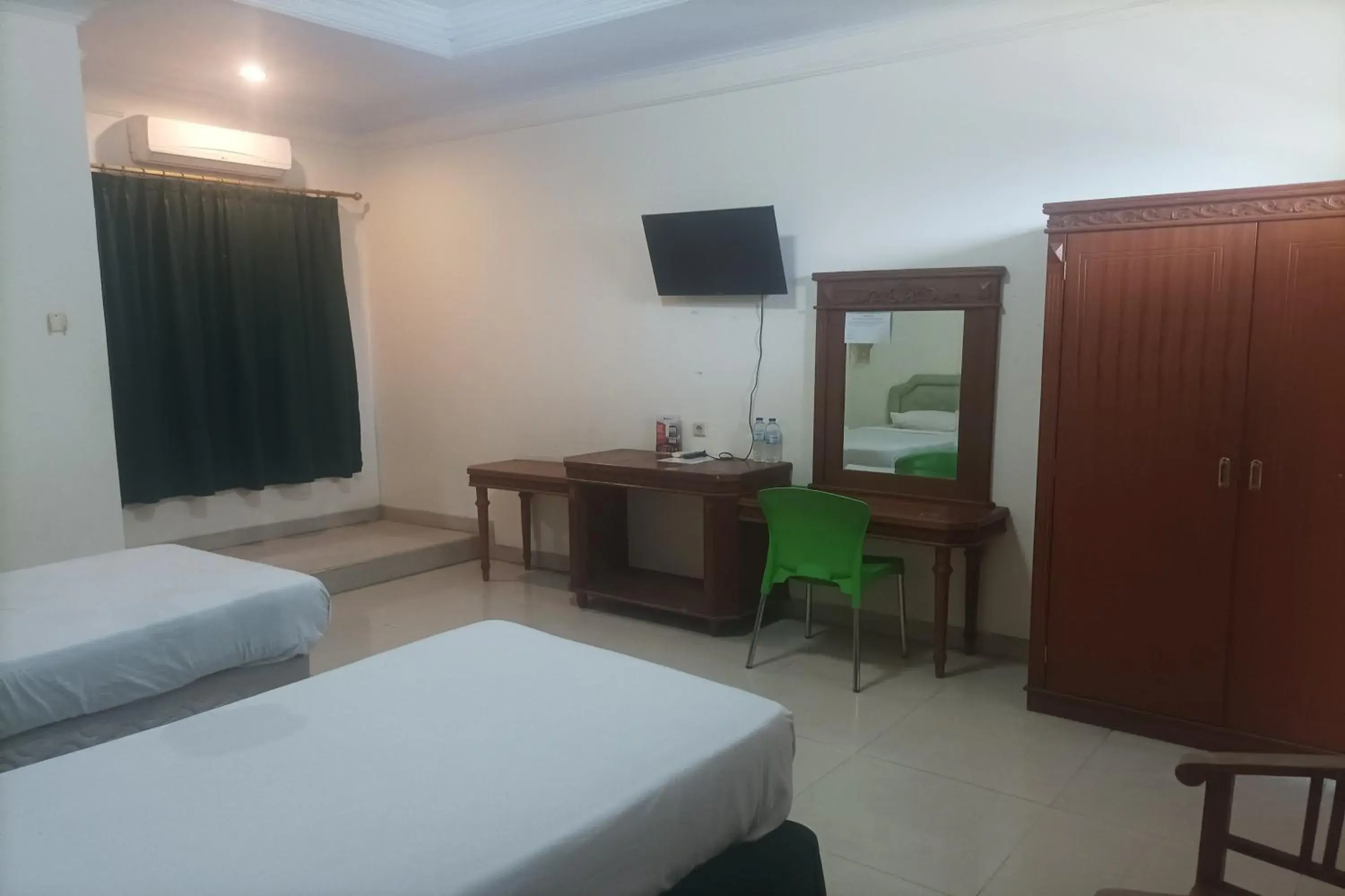 Superior Twin Room in RedDoorz Plus near Alun Alun Kejaksan Cirebon Superior Twin Room in RedDoorz Plus near Alun Alun Kejaksan Cirebon