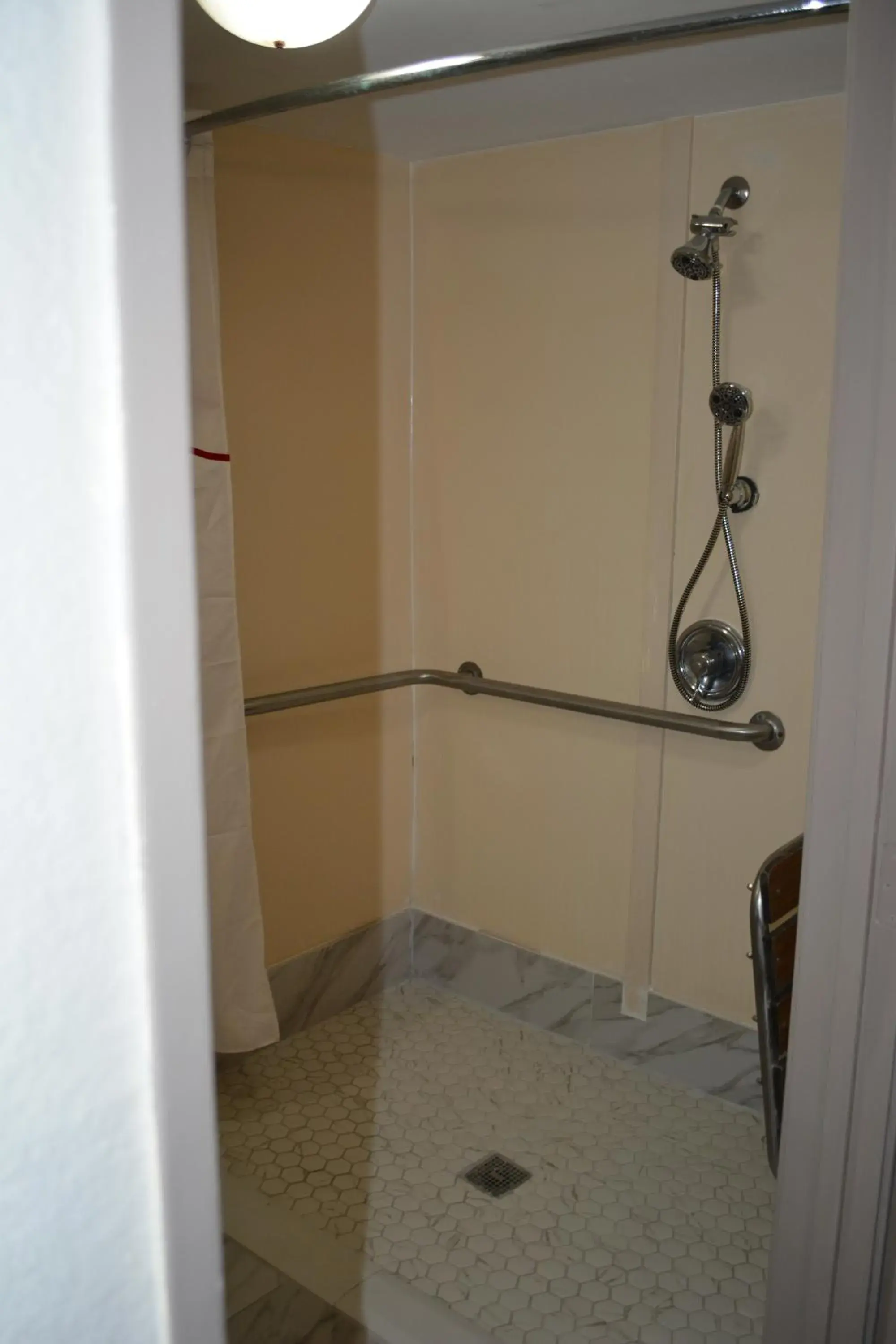 Deluxe Room with Two Double Beds Disability Access Roll-In Shower Non-Smoking in Red Roof Inn Jackson North – Ridgeland Deluxe Room with Two Double Beds Disability Access Roll-In Shower Non-Smoking in Red Roof Inn Jackson North – Ridgeland