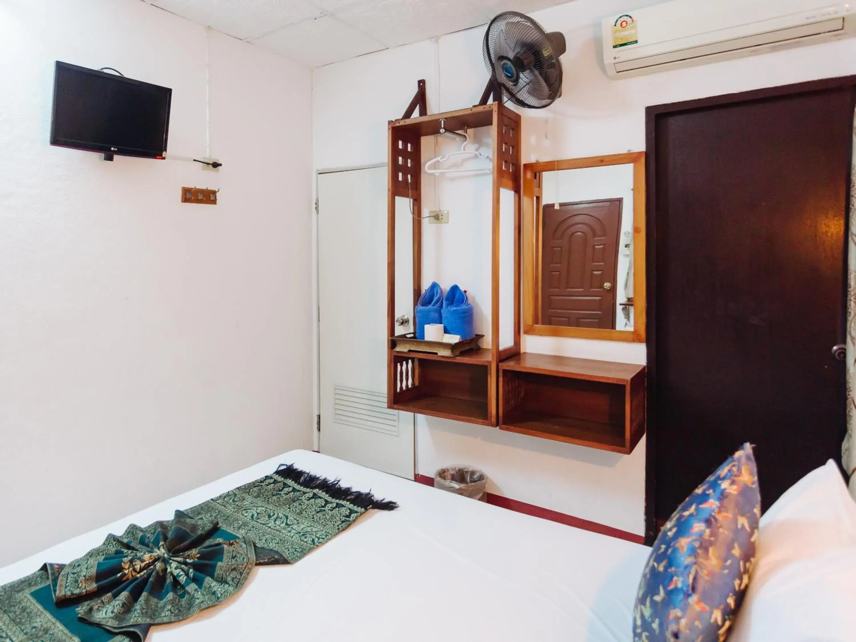 Single Room with Bathroom in Rendezvous Oldtown Chiangmai Single Room with Bathroom in Rendezvous Oldtown Chiangmai