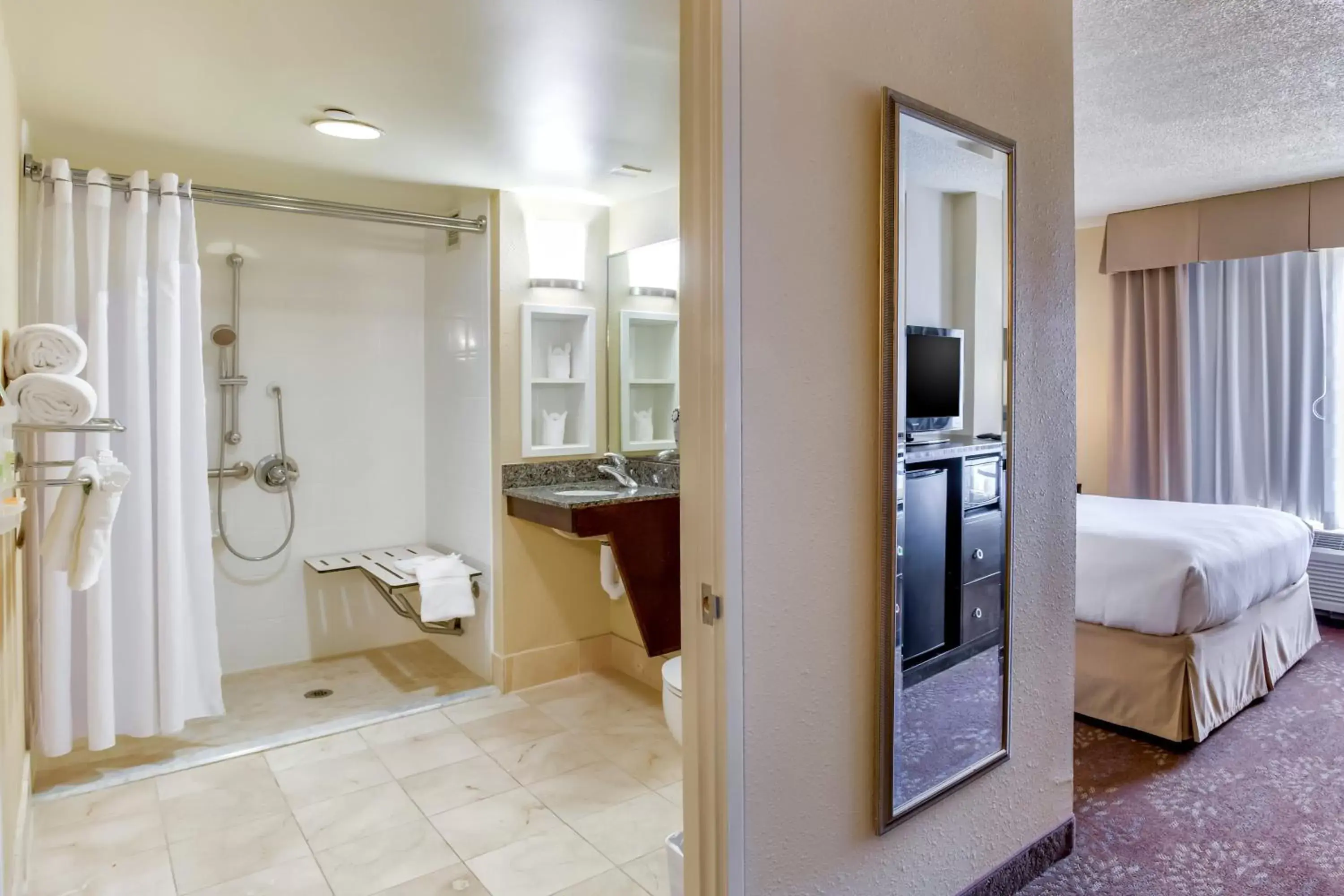 Double Room - single occupancy - Mobility Access with Roll-in Shower in Holiday Inn Indianapolis North-Carmel by IHG Double Room - single occupancy - Mobility Access with Roll-in Shower in Holiday Inn Indianapolis North-Carmel by IHG