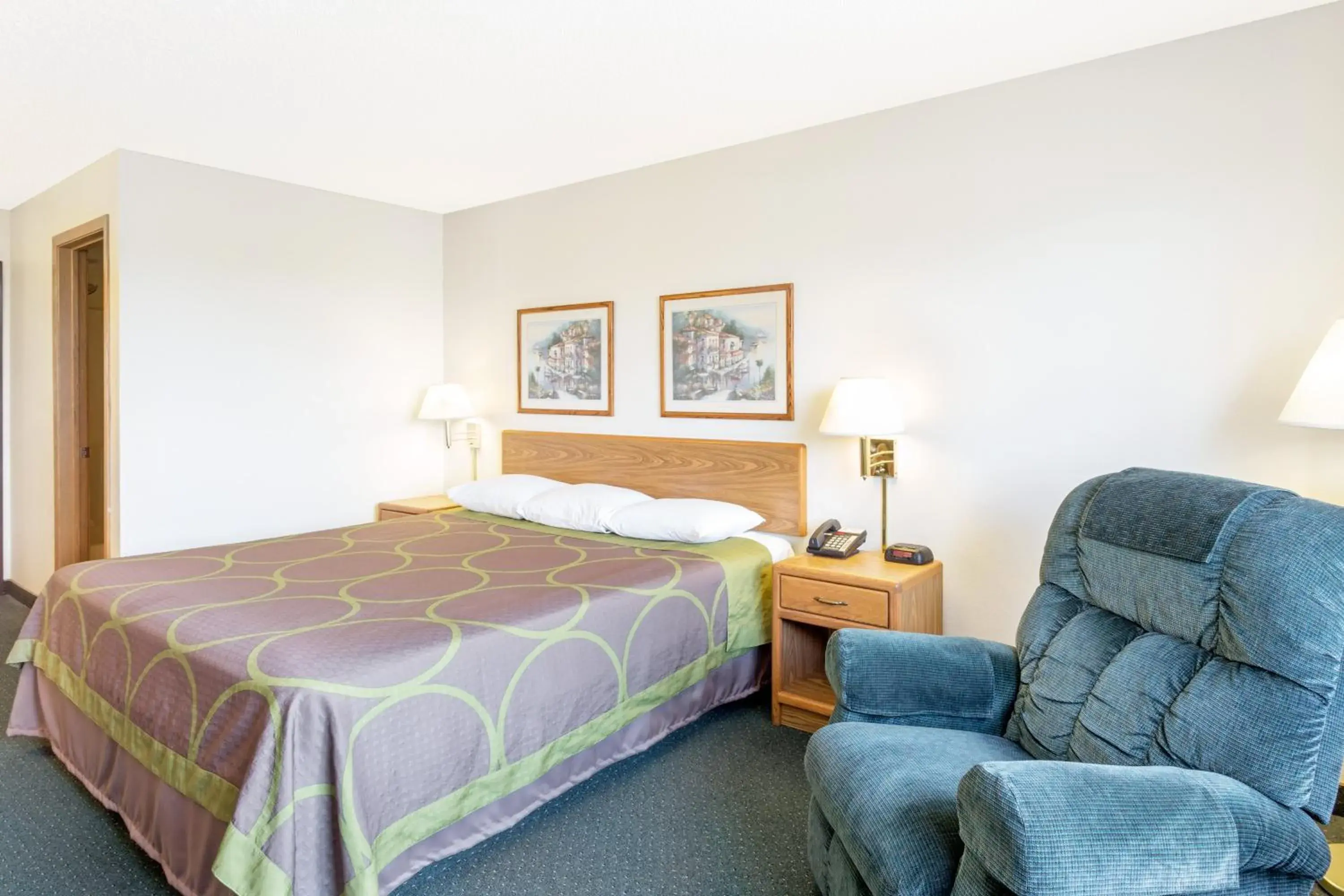 King Room - Non-Smoking in Super 8 by Wyndham Dewitt King Room - Non-Smoking in Super 8 by Wyndham Dewitt