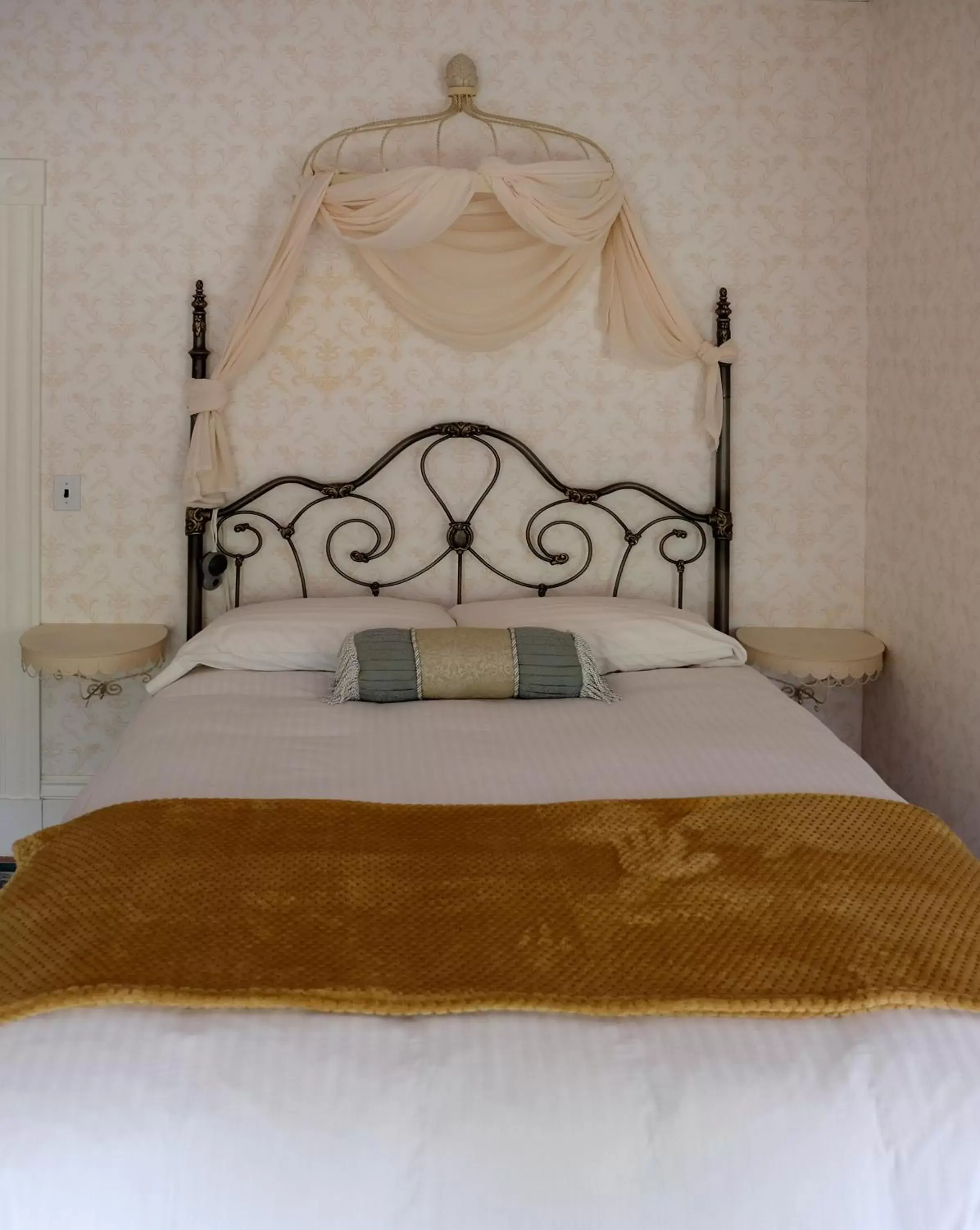 Deluxe Double Room with Bath in Guilford Bed and Breakfast Deluxe Double Room with Bath in Guilford Bed and Breakfast