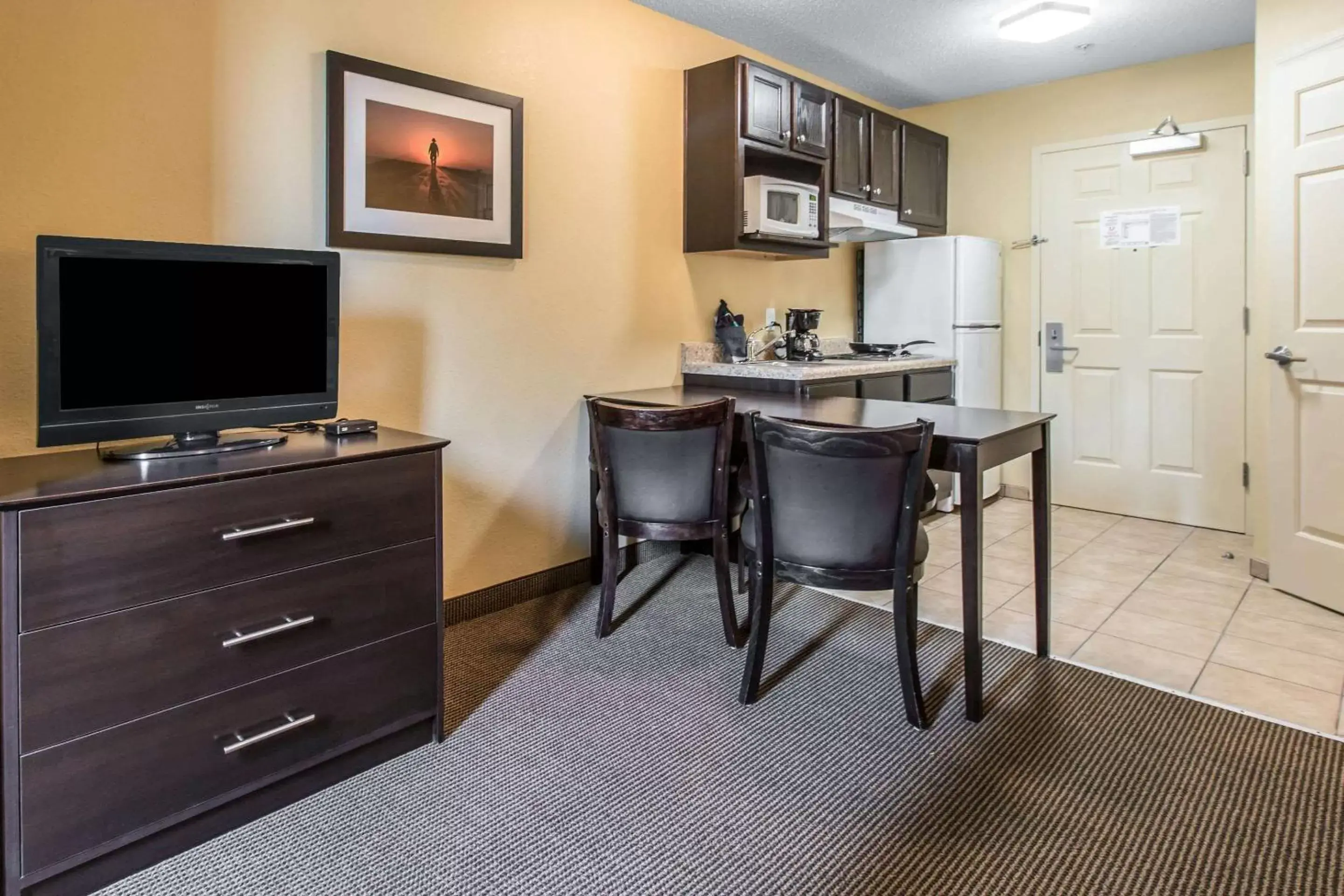 Queen Suite with Two Queen Beds - Non Smoking in Suburban Studios Near Camp Lejeune Queen Suite with Two Queen Beds - Non Smoking in Suburban Studios Near Camp Lejeune