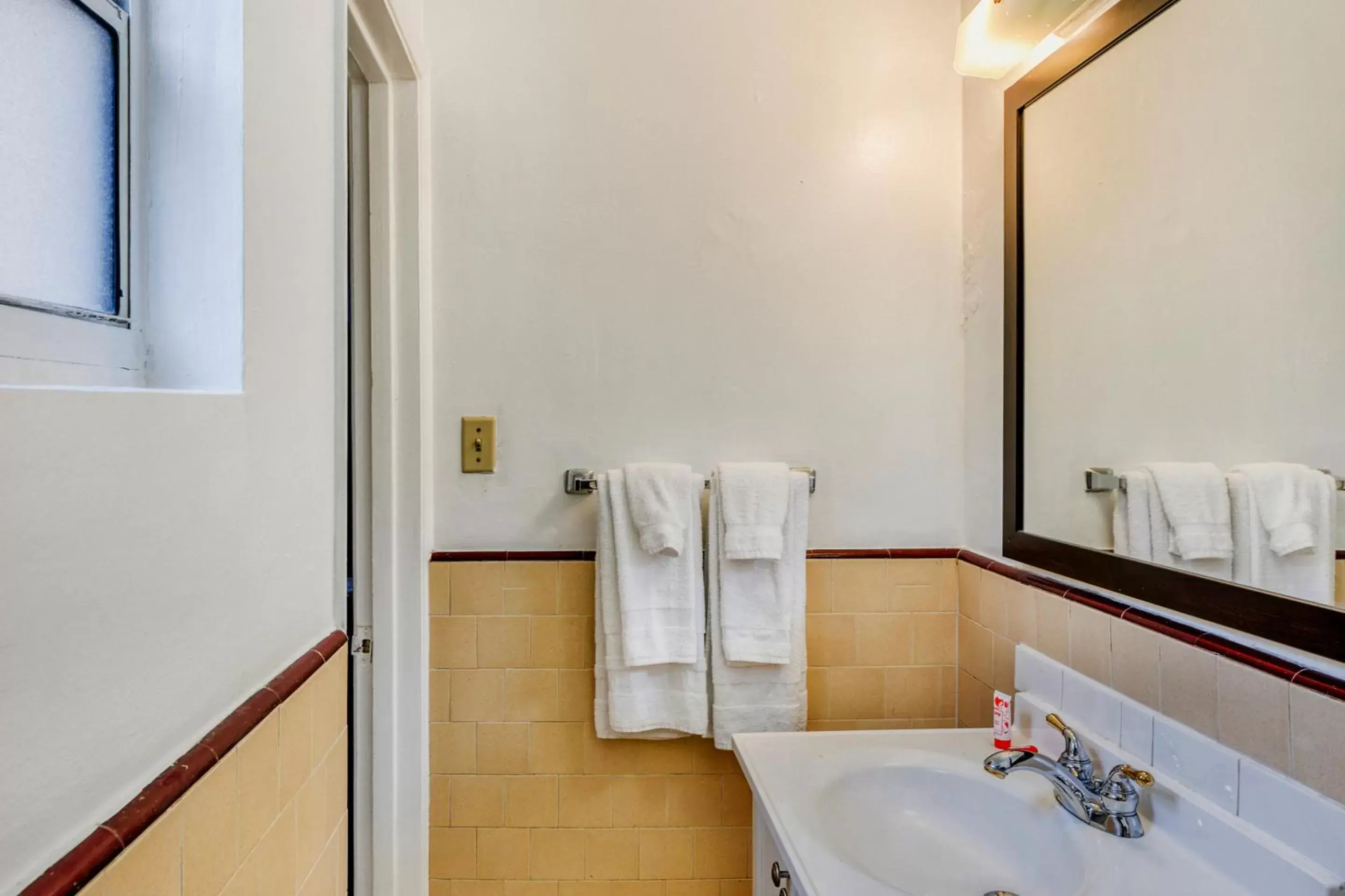 Queen Bed Smoking in OYO Gateway Motel Las Vegas North Strip Fremont St Area Queen Bed Smoking in OYO Gateway Motel Las Vegas North Strip Fremont St Area