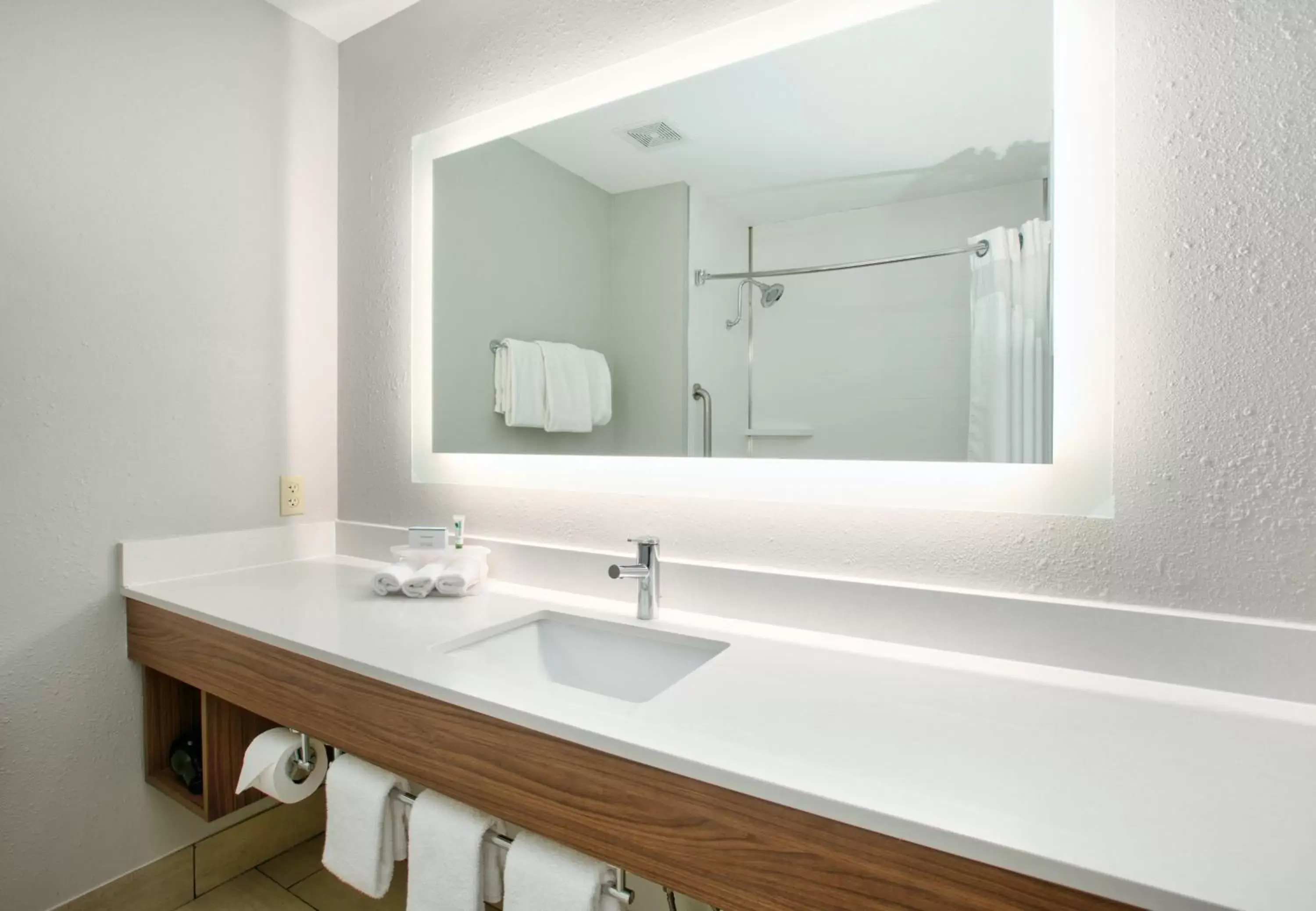 Queen Room with Two Queen Beds - Non-Smoking in Holiday Inn Express - Hope, an IHG Hotel Queen Room with Two Queen Beds - Non-Smoking in Holiday Inn Express - Hope, an IHG Hotel