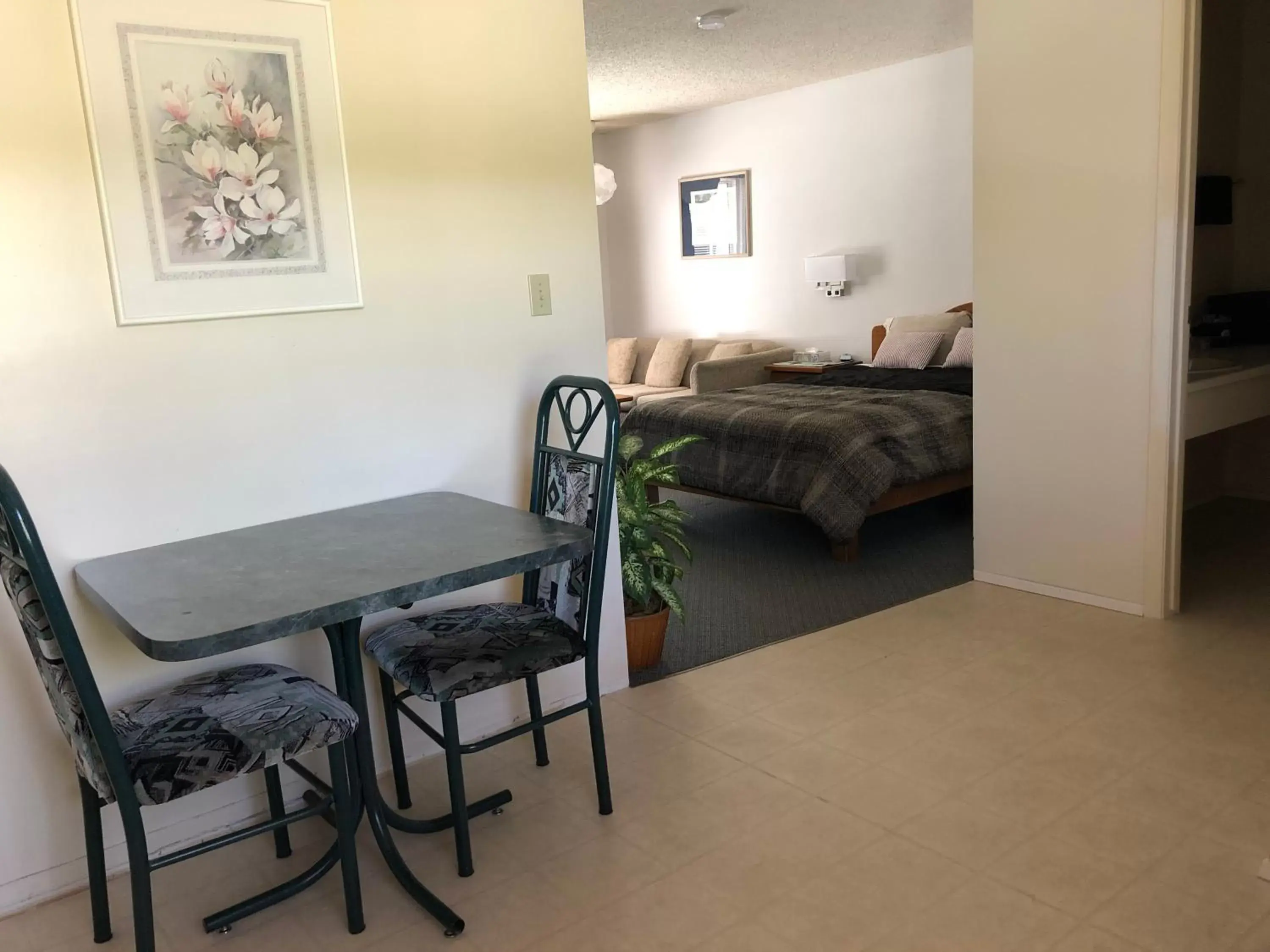 Deluxe Queen Studio in Chase Country Inn Deluxe Queen Studio in Chase Country Inn