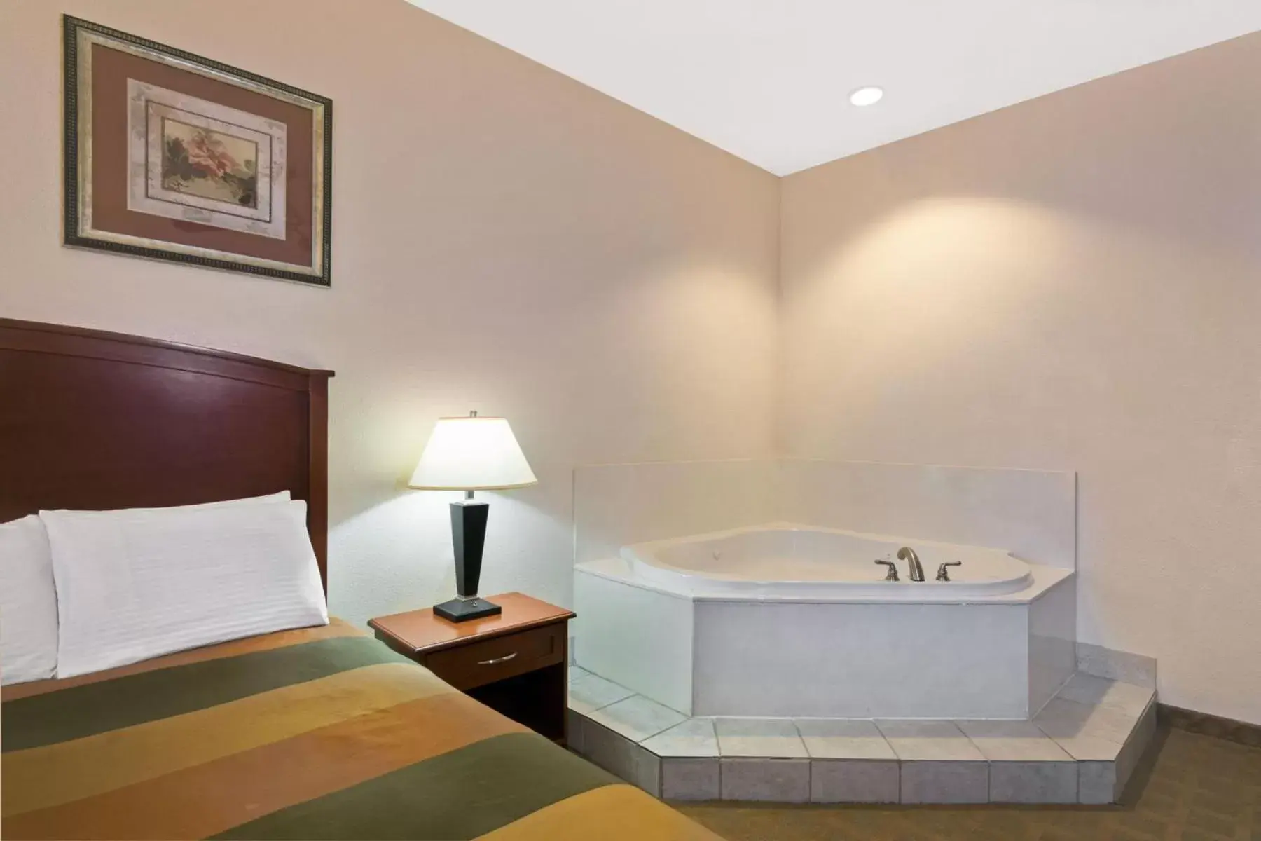 Deluxe King Suite with Spa Bath - Non-Smoking in Super 8 by Wyndham Austin/Airport South Deluxe King Suite with Spa Bath - Non-Smoking in Super 8 by Wyndham Austin/Airport South