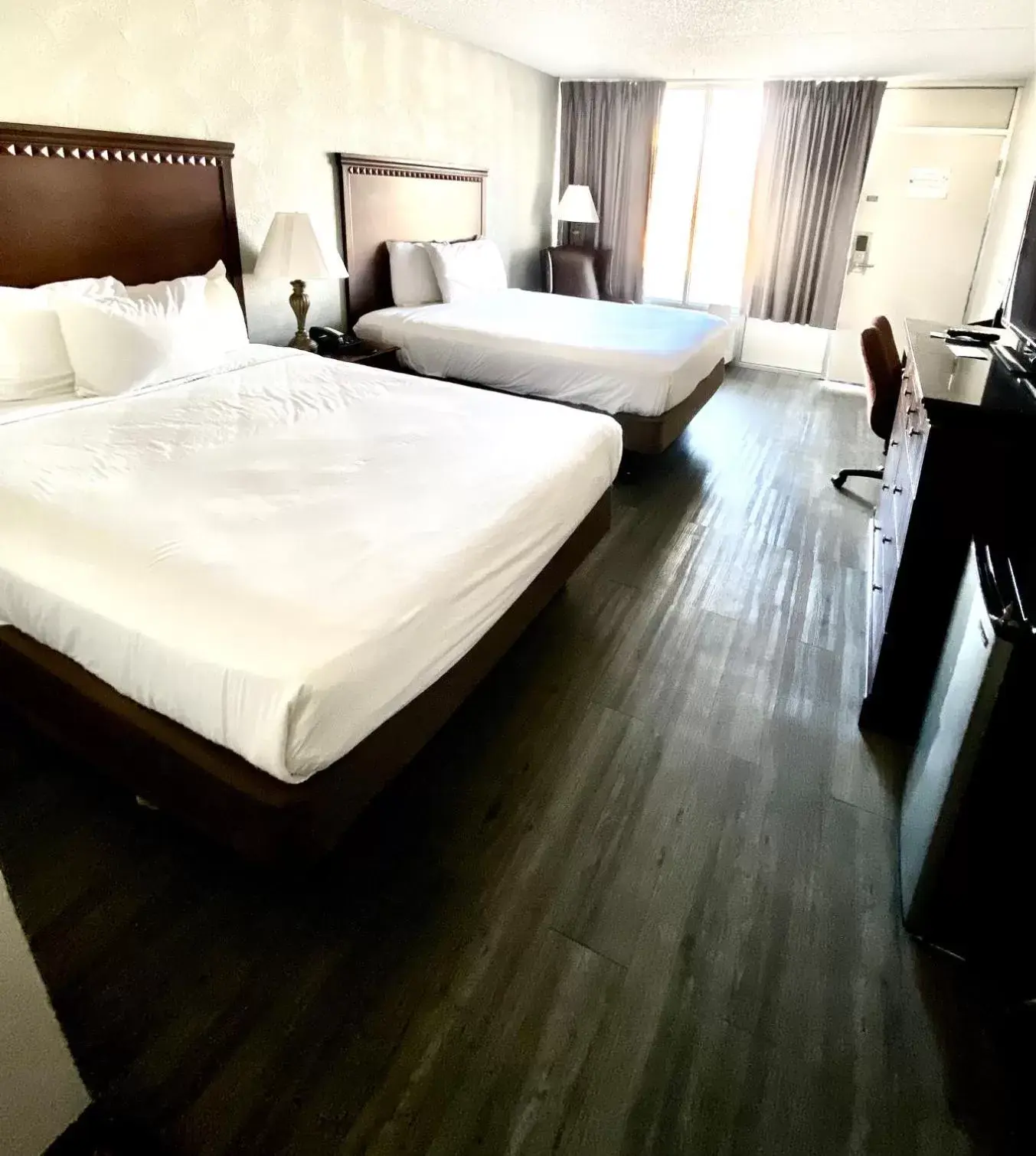 Queen Room with Two Queen Beds - Non-Smoking in Willow Tree Inn Branson Queen Room with Two Queen Beds - Non-Smoking in Willow Tree Inn Branson