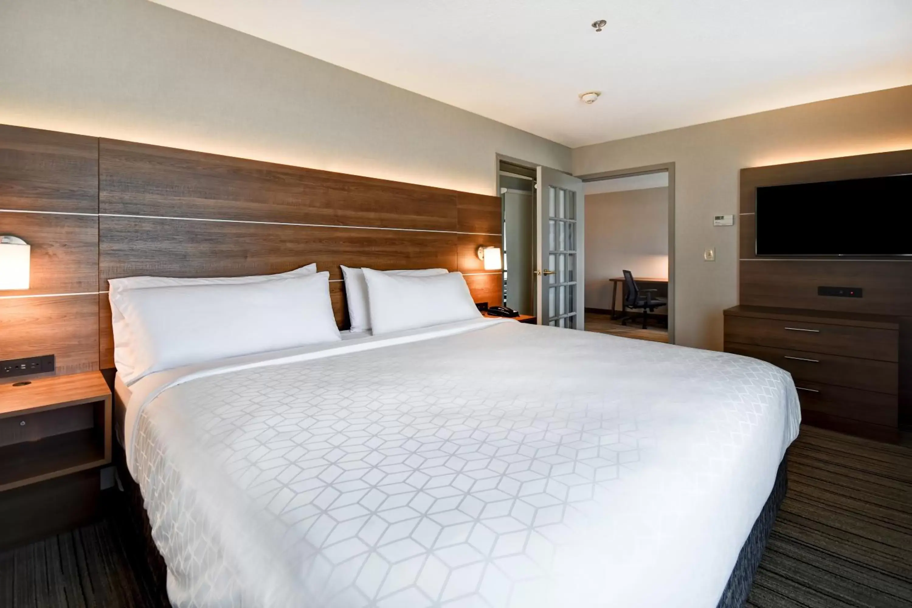 King Suite with Accessible Tub - Disability Access in Holiday Inn Express Newport North - Middletown by IHG King Suite with Accessible Tub - Disability Access in Holiday Inn Express Newport North - Middletown by IHG