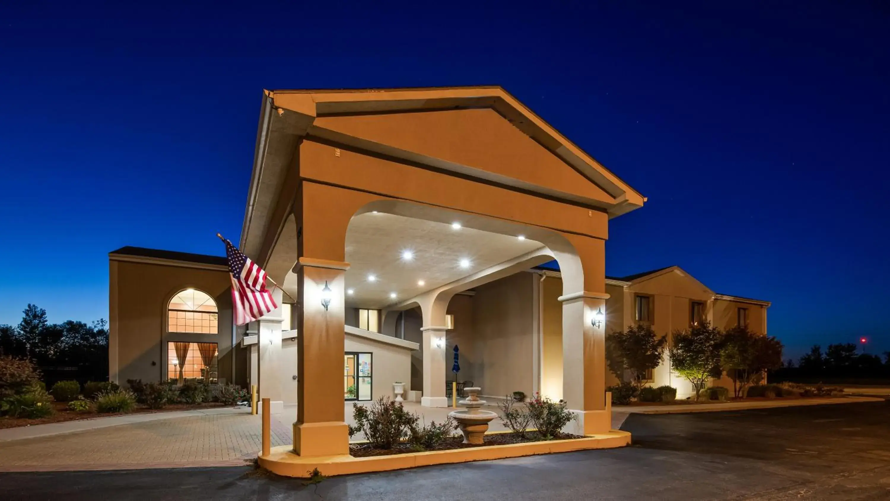 Hotel Lincoln Inn on Route 66 and near I-55 Hotel Lincoln Inn on Route 66 and near I-55