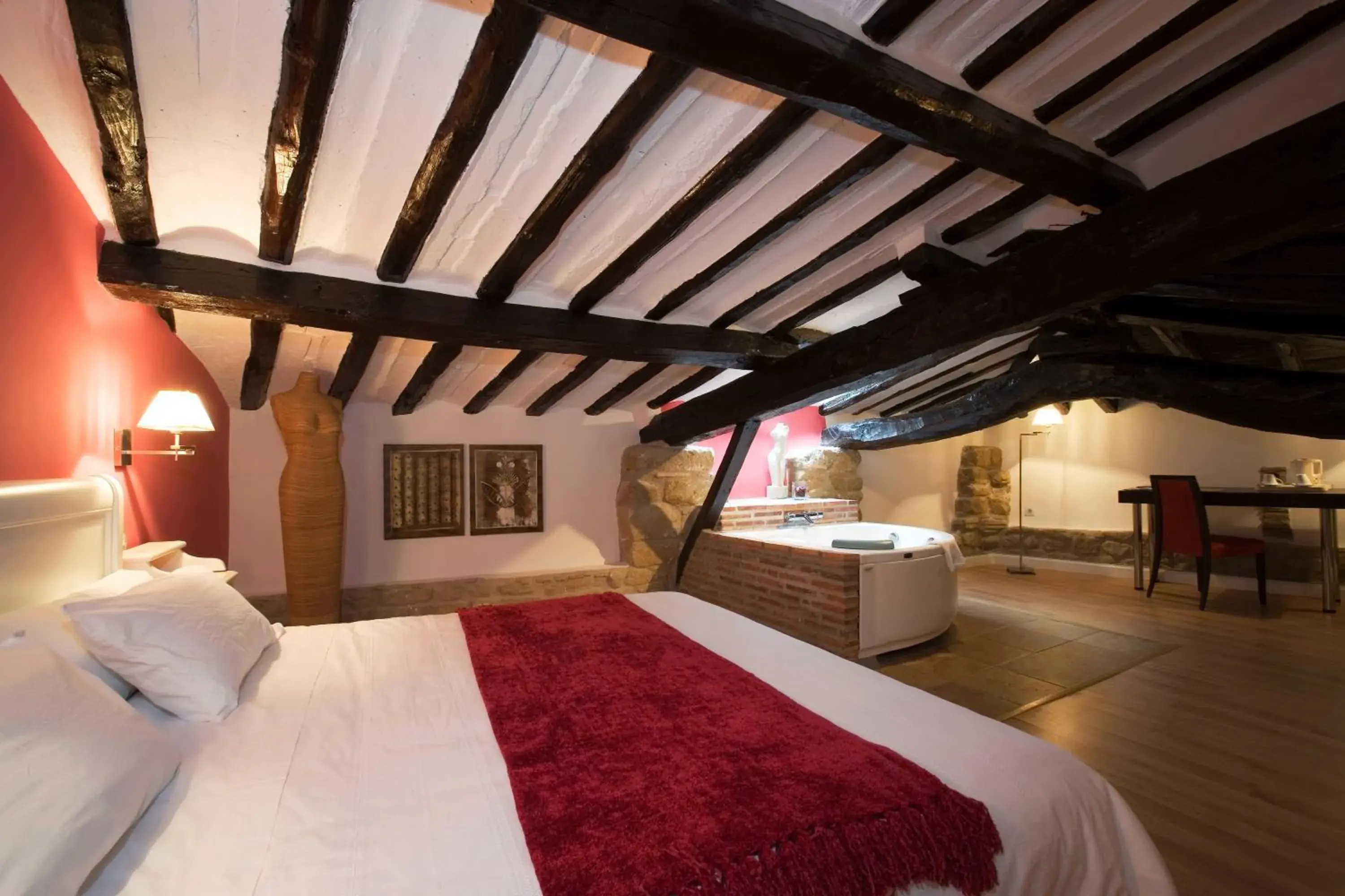 Suite with Spa Bath in Hospedería Señorío de Briñas Suite with Spa Bath in Hospedería Señorío de Briñas