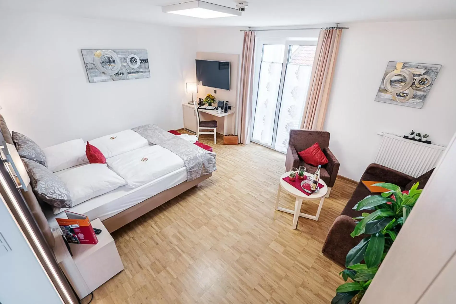 Deluxe Double/Twin Room – main building (4-Star-Category) in Hotel Rappen Rothenburg ob der Tauber Deluxe Double/Twin Room – main building (4-Star-Category) in Hotel Rappen Rothenburg ob der Tauber