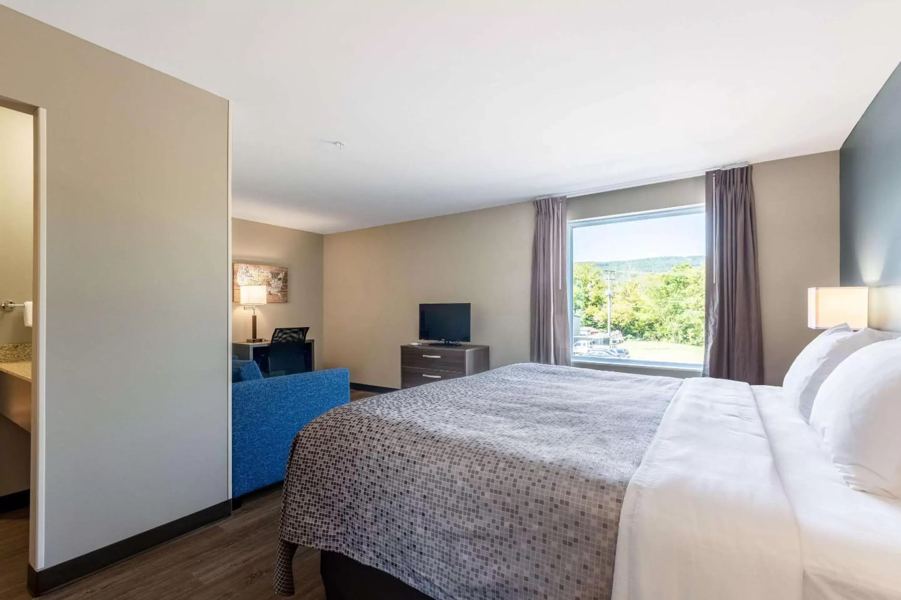 King Suite with Sofa Bed - Non-Smoking in Econo Lodge King Suite with Sofa Bed - Non-Smoking in Econo Lodge