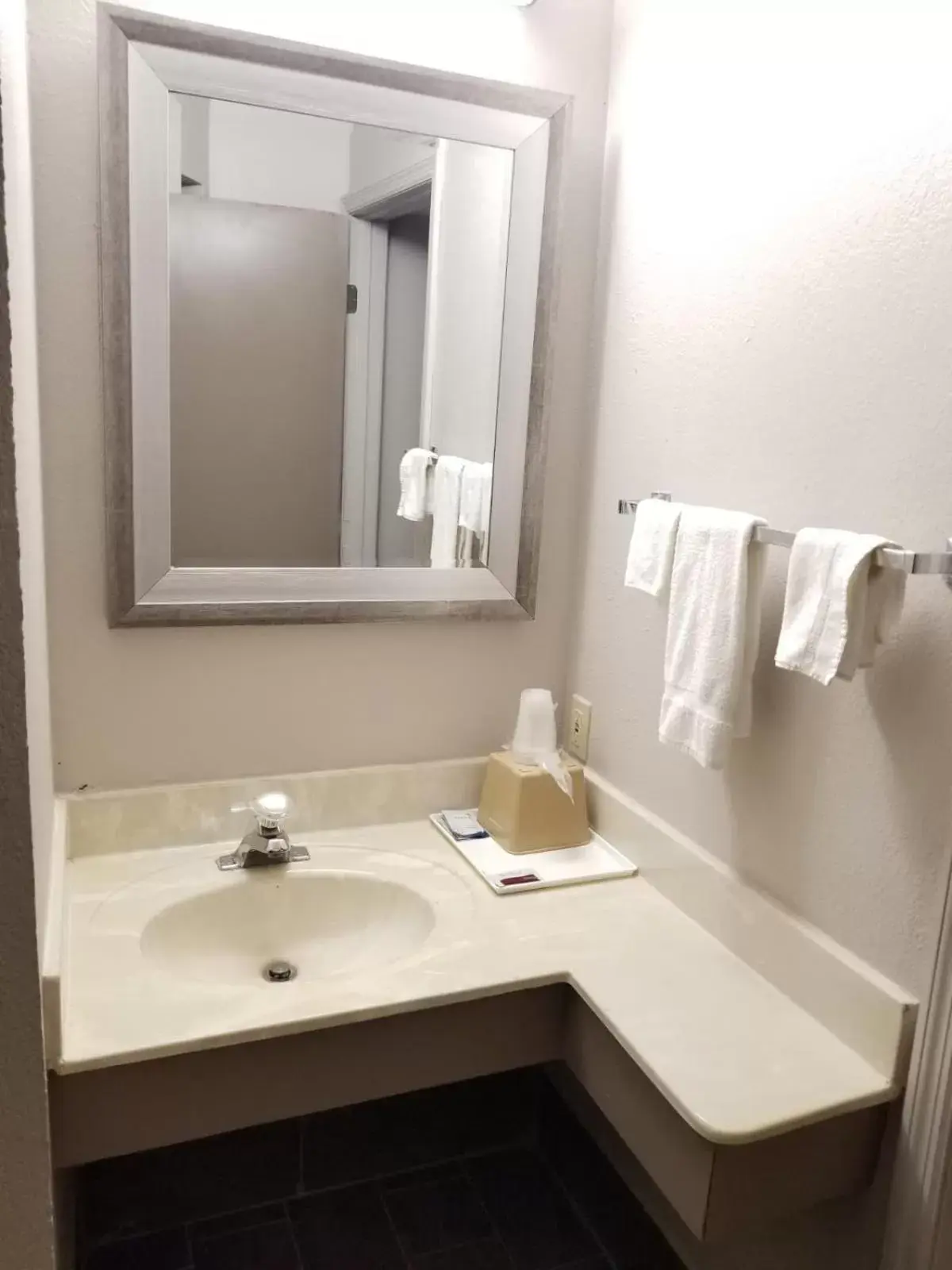 King Room - Non-Smoking in Days Inn by Wyndham Thomson King Room - Non-Smoking in Days Inn by Wyndham Thomson