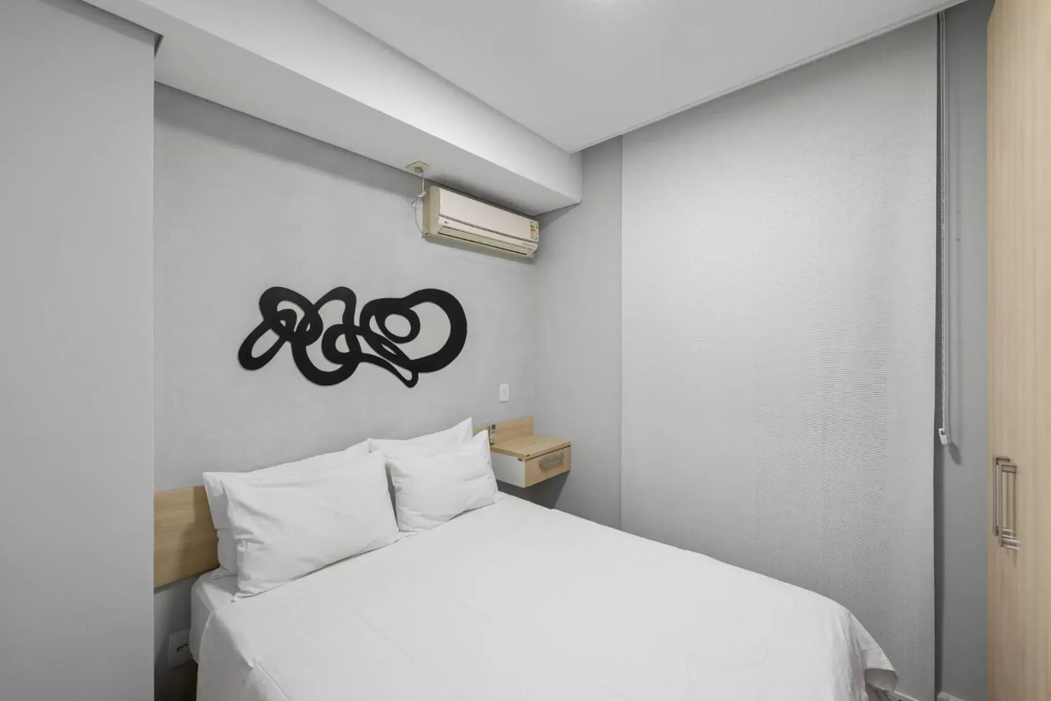 Double Room with Pool View in Higienópolis The Standard Residence Double Room with Pool View in Higienópolis The Standard Residence