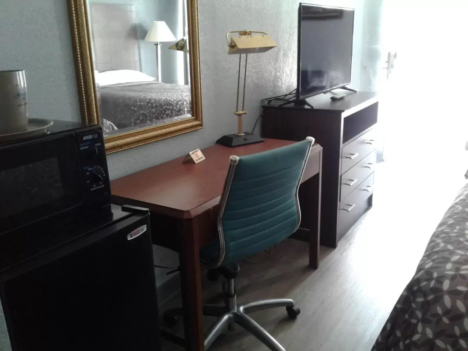 Double Room with Two Double Beds - Smoking in Budget Inn Anderson Double Room with Two Double Beds - Smoking in Budget Inn Anderson