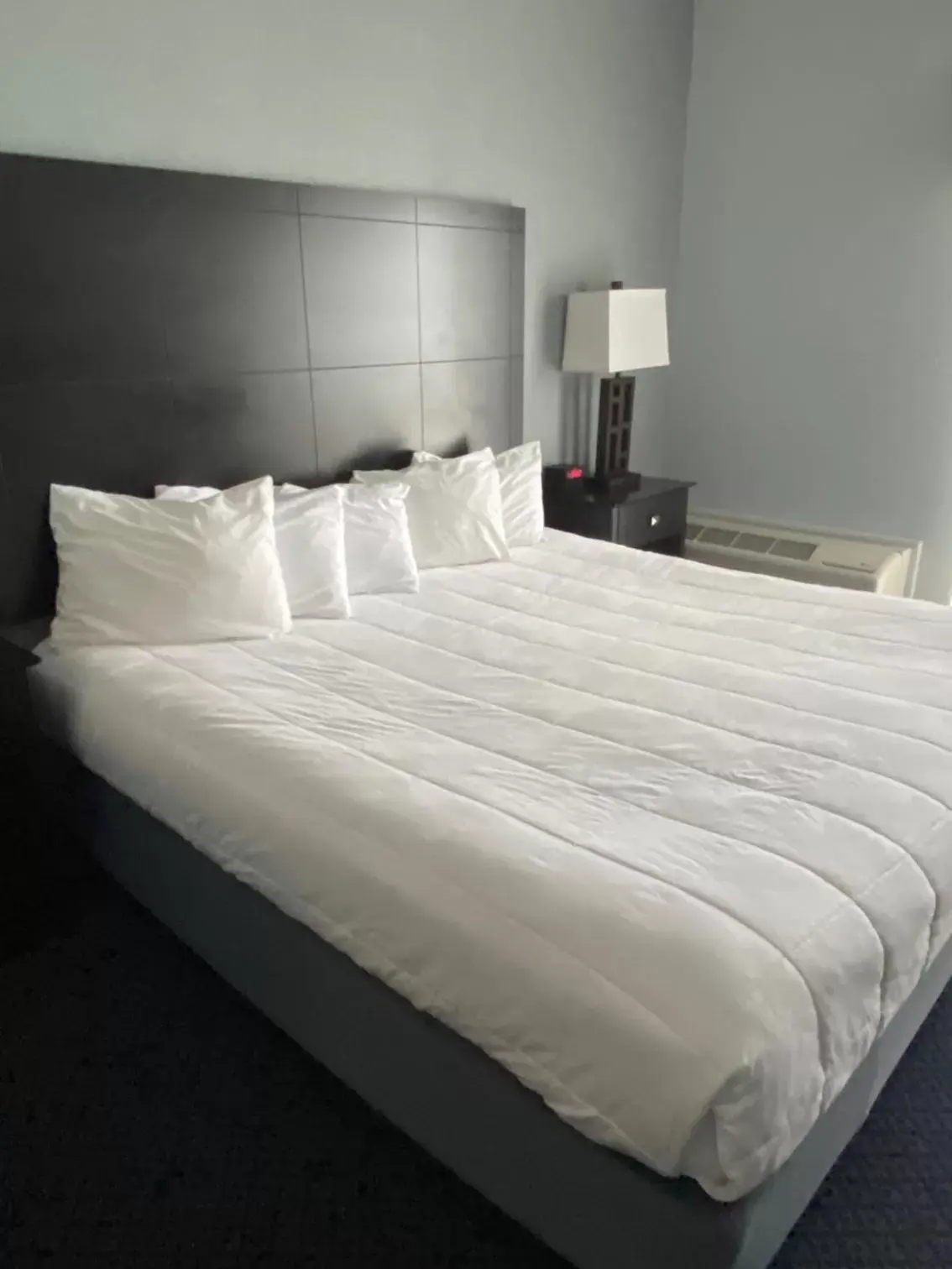 King Suite with Lake View - Non-Smoking in Lakeside Resort & Conference Center King Suite with Lake View - Non-Smoking in Lakeside Resort & Conference Center