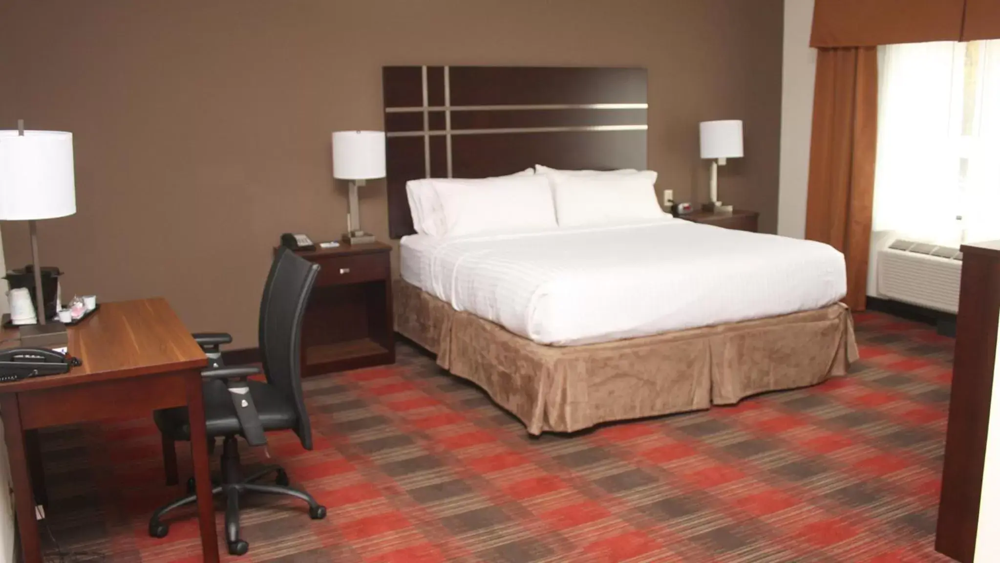 One-Bedroom King Suite - Hearing Access/Non-Smoking in Holiday Inn Express & Suites Cumberland - La Vale, an IHG Hotel One-Bedroom King Suite - Hearing Access/Non-Smoking in Holiday Inn Express & Suites Cumberland - La Vale, an IHG Hotel