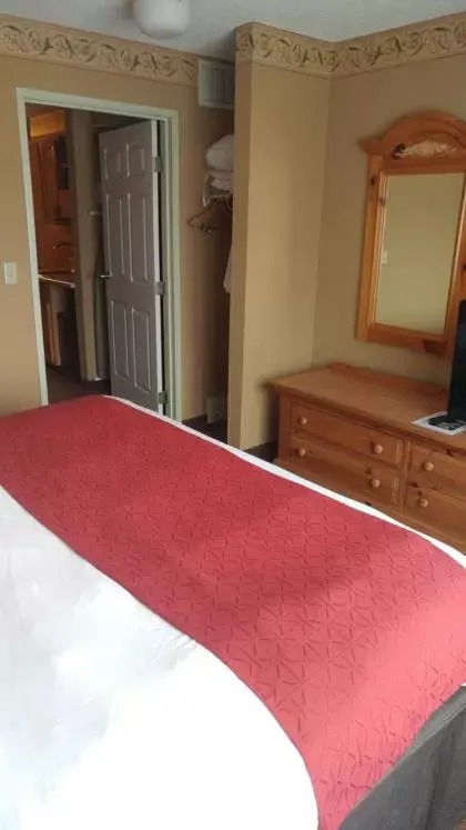 Premium King Suite with Whirlpool - Non-Smoking in Country Inn & Suites by Radisson, Waterloo, IA Premium King Suite with Whirlpool - Non-Smoking in Country Inn & Suites by Radisson, Waterloo, IA