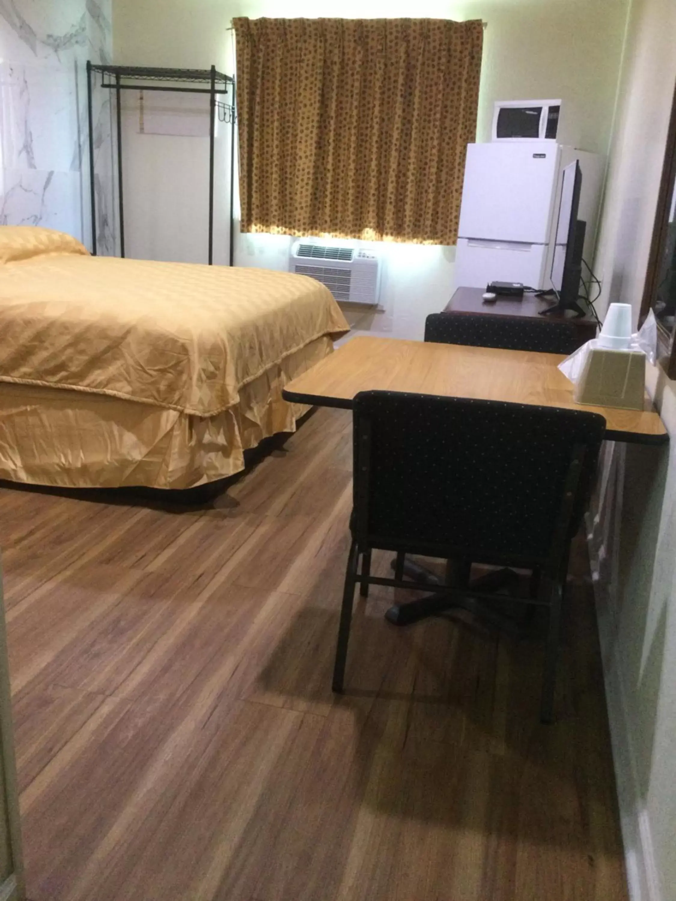 King Room - Smoking in Americas Express Inn Rocky Mount King Room - Smoking in Americas Express Inn Rocky Mount