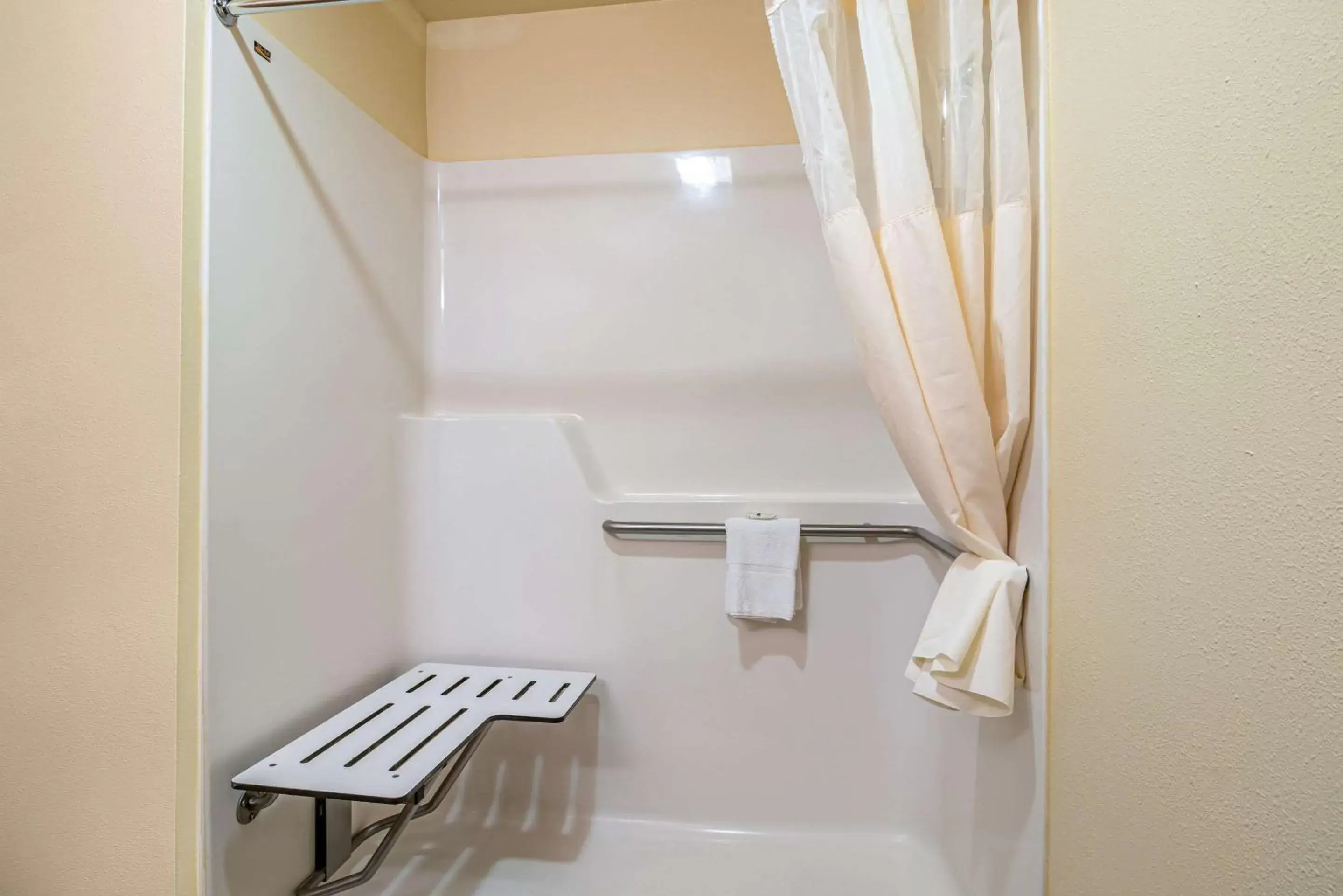 King Room - Accessible/Non-Smoking in Quality Inn Bend North King Room - Accessible/Non-Smoking in Quality Inn Bend North