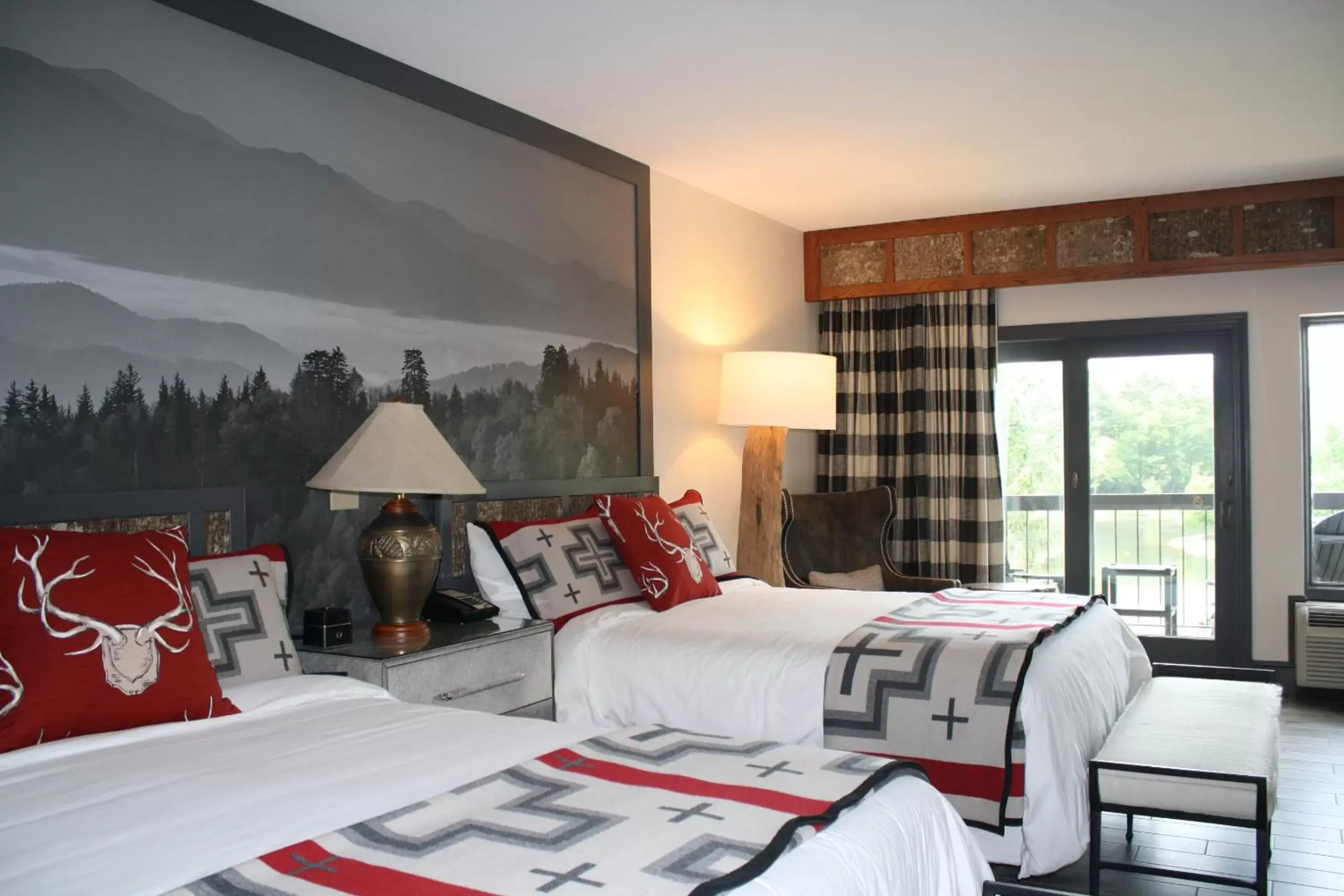 Two Queens Lakeview with Balcony in Chetola Resort at Blowing Rock (Lodge) Two Queens Lakeview with Balcony in Chetola Resort at Blowing Rock (Lodge)