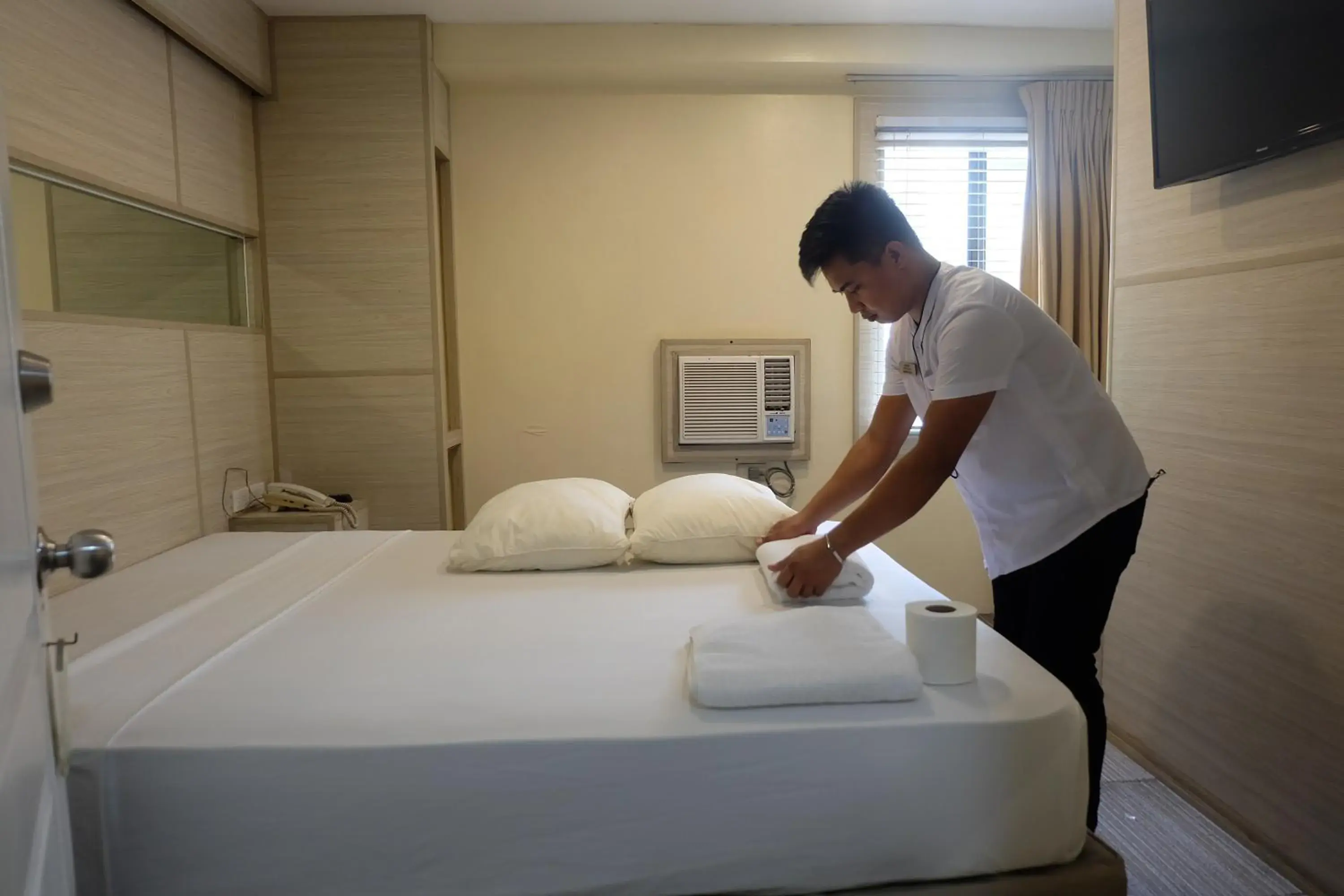 Deluxe Double Room in Spaces Hotel Makati - People & Pets Deluxe Double Room in Spaces Hotel Makati - People & Pets