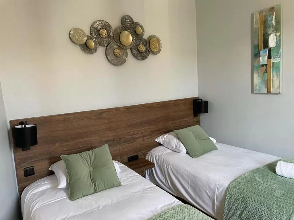 Twin Room in Hotel Le Rochegude Twin Room in Hotel Le Rochegude