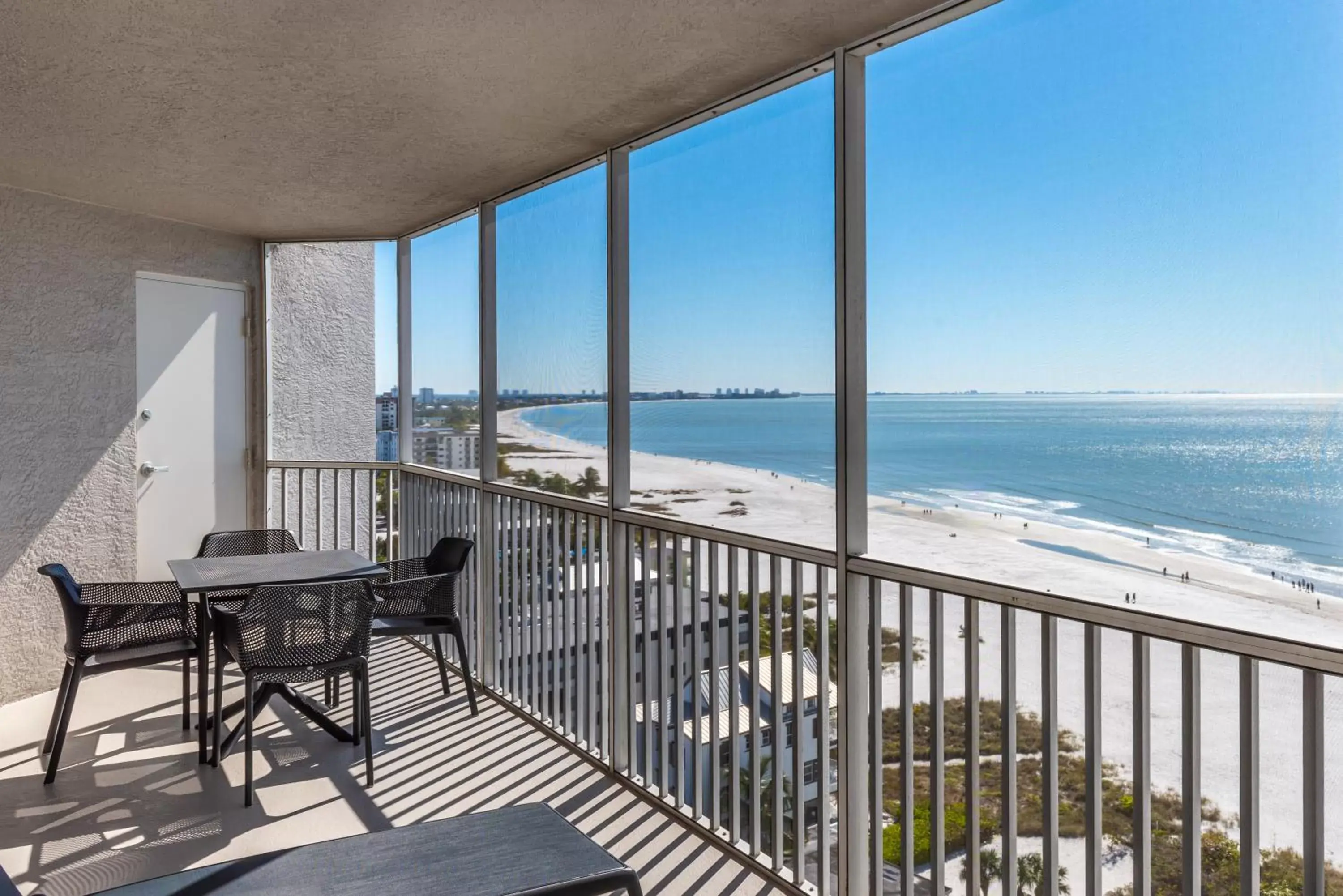 Pool Beach View One Bedroom Deluxe Suite in Diamond Head Beach Resort Pool Beach View One Bedroom Deluxe Suite in Diamond Head Beach Resort