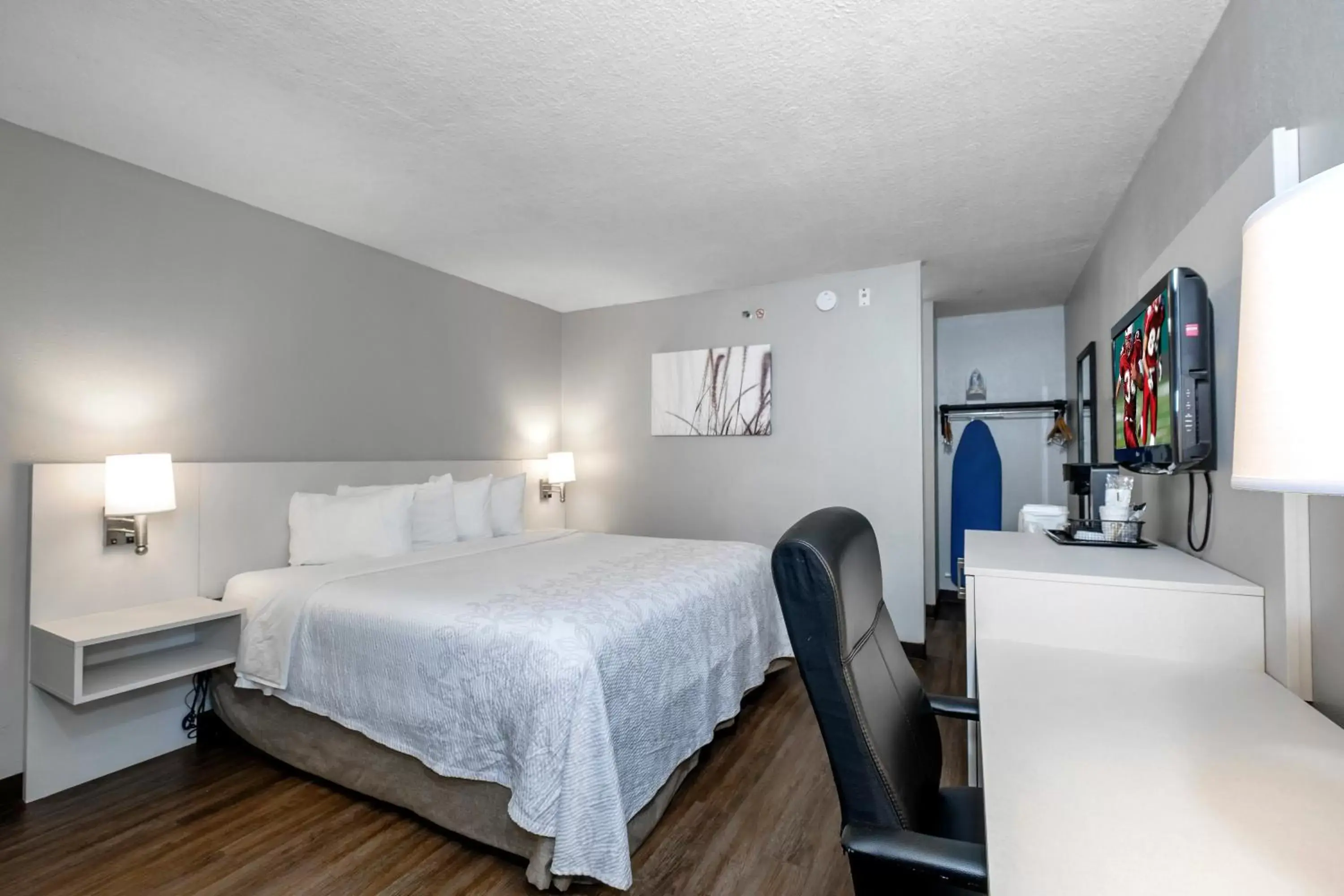 Business King Room Smoke Free in Red Roof Inn PLUS Orlando-Convention Center- Int'l Dr Business King Room Smoke Free in Red Roof Inn PLUS Orlando-Convention Center- Int'l Dr