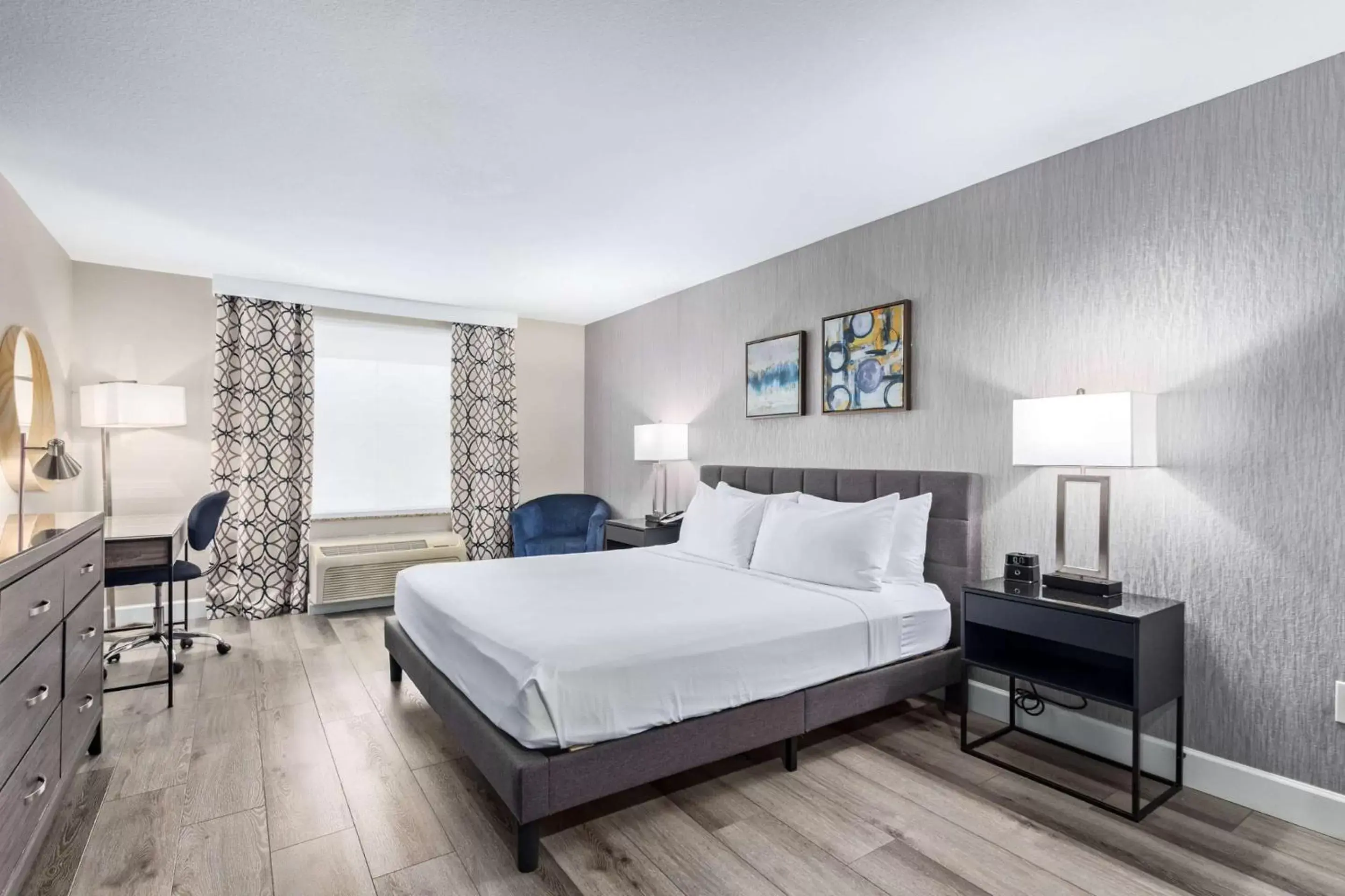 King Room with Bath Tub and View - Disability Access/Non-Smoking in Fountain Park Hotel BW Signature Collection King Room with Bath Tub and View - Disability Access/Non-Smoking in Fountain Park Hotel BW Signature Collection