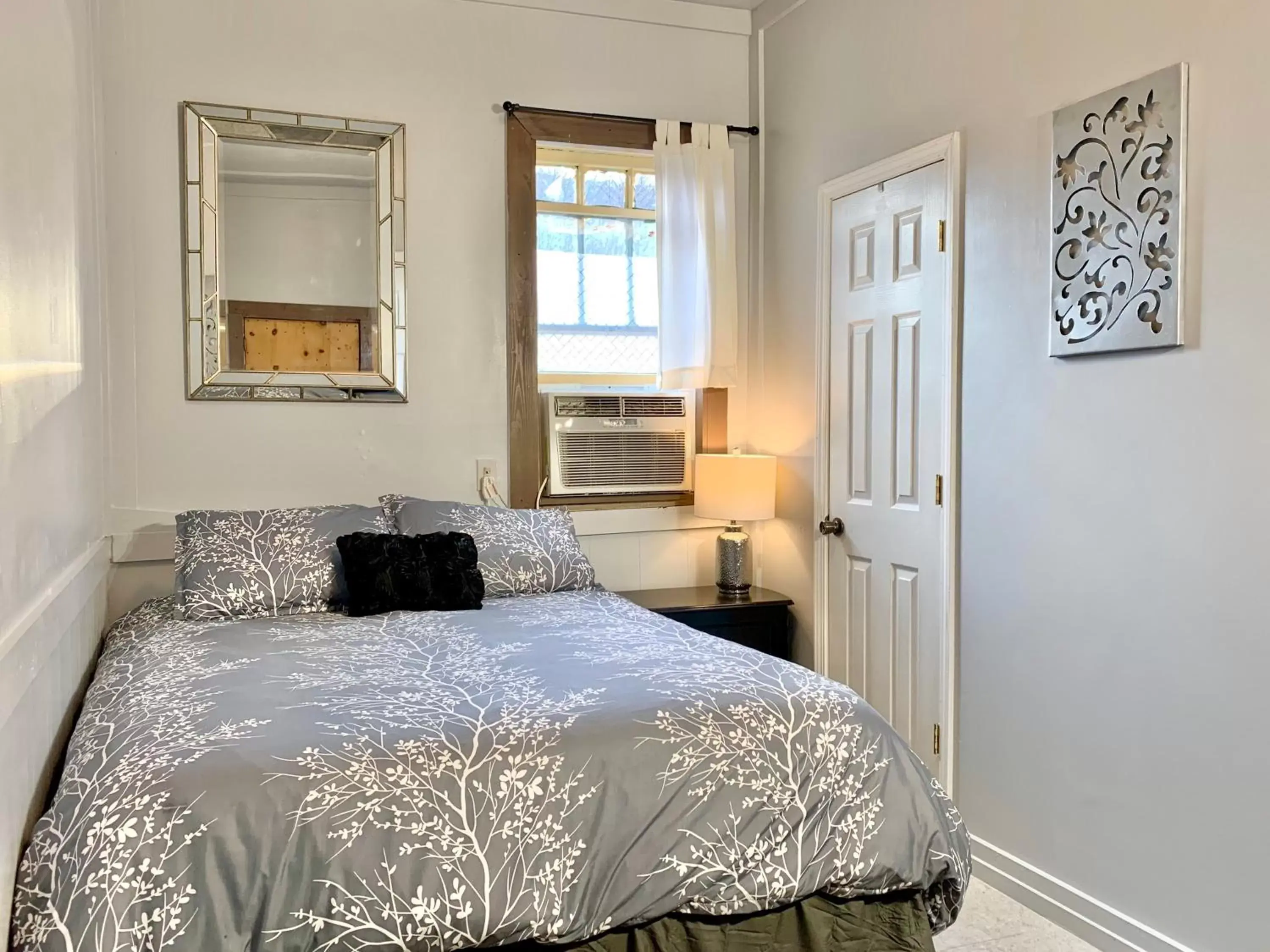 Queen Room in Spring Creek Hotel Queen Room in Spring Creek Hotel