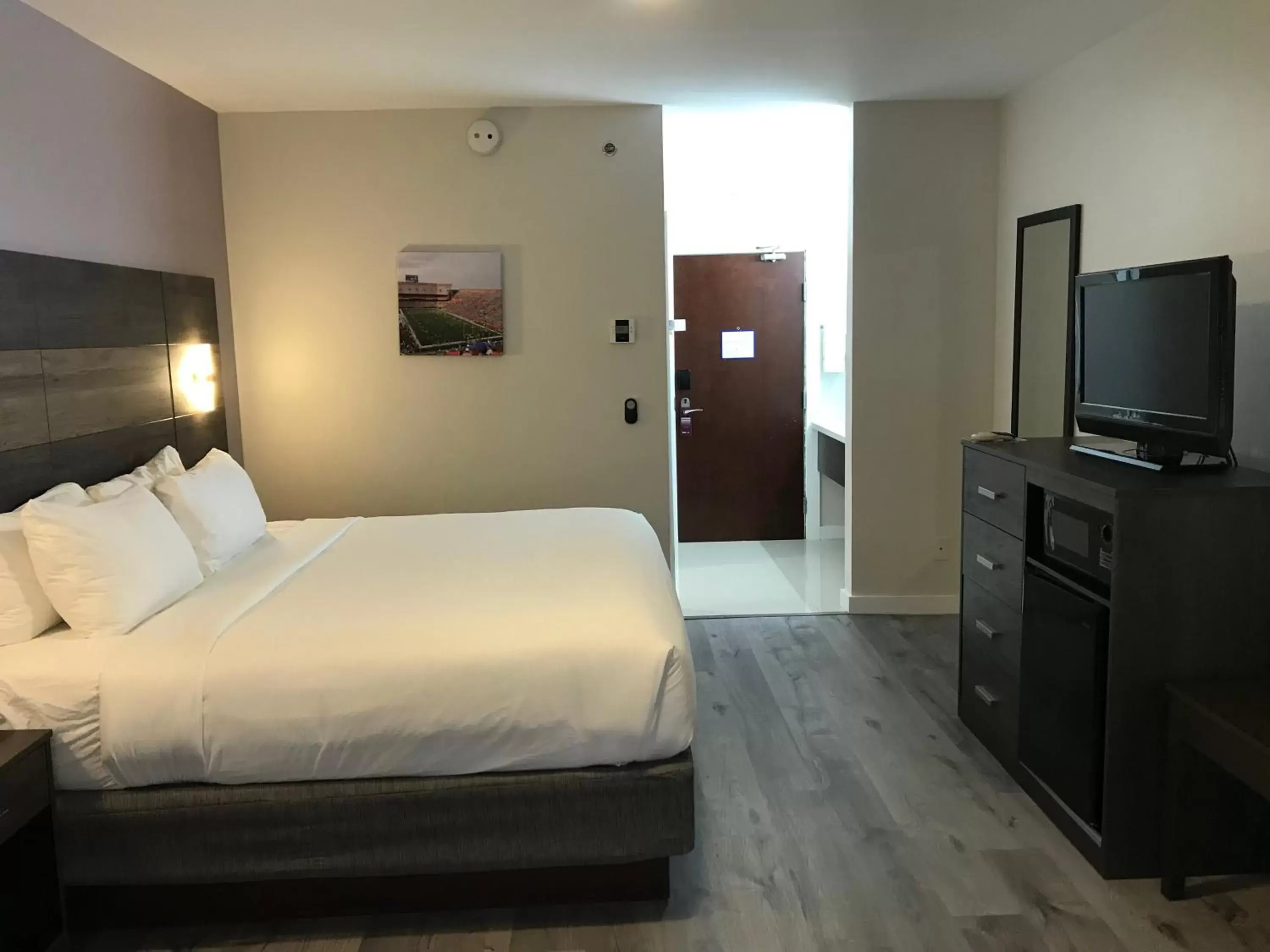 King Room with Mobility/Hearing Impaired Access - Non-Smoking in HoM, A Trademark Collection Hotel King Room with Mobility/Hearing Impaired Access - Non-Smoking in HoM, A Trademark Collection Hotel