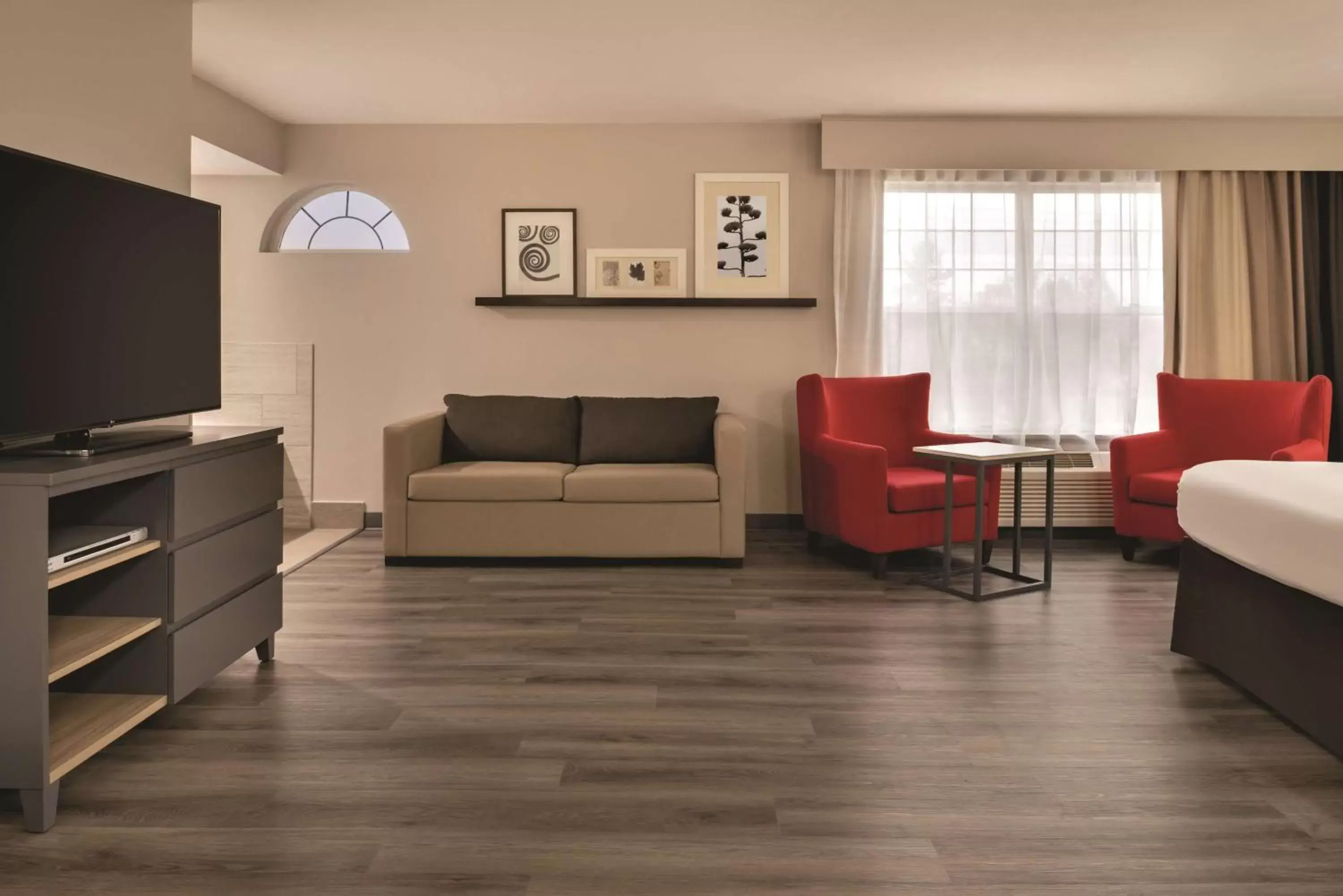 One-Bedroom King Suite - Non-Smoking in Country Inn & Suites by Radisson, Cedar Falls, IA One-Bedroom King Suite - Non-Smoking in Country Inn & Suites by Radisson, Cedar Falls, IA