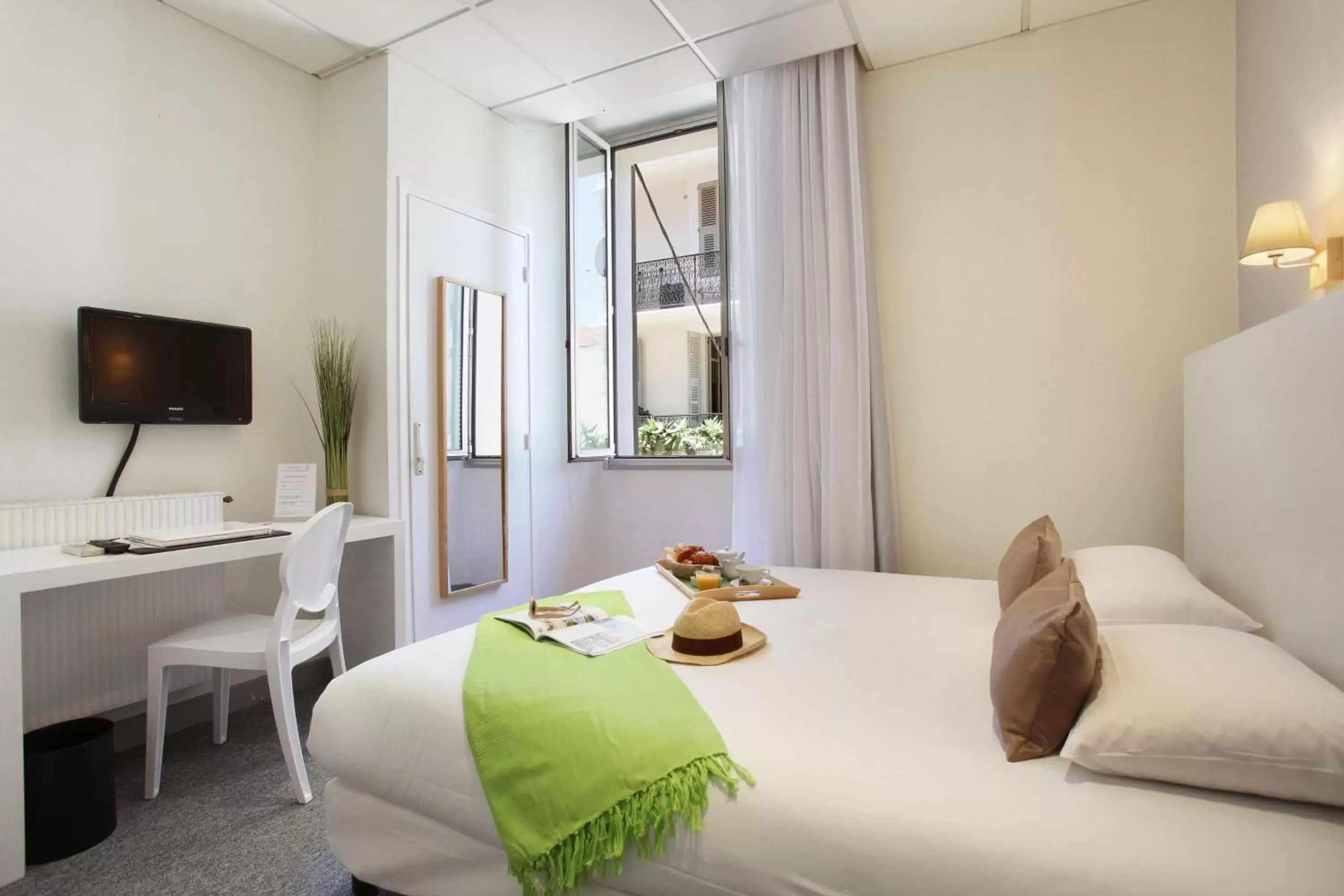 Standard Double Room in Hôtel P.L.M. Standard Double Room in Hôtel P.L.M.