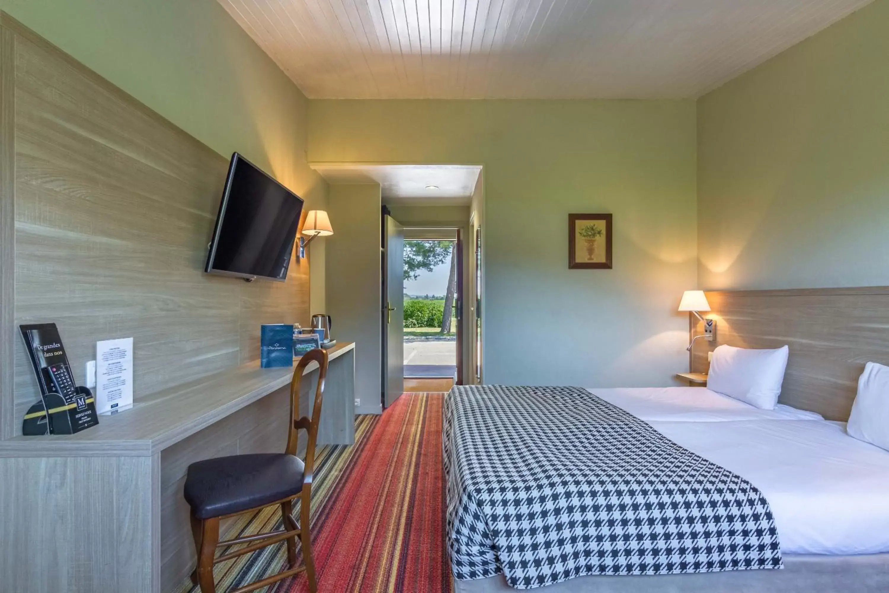 Double Room in Kyriad Prestige Beaune le Panorama Double Room in Kyriad Prestige Beaune le Panorama