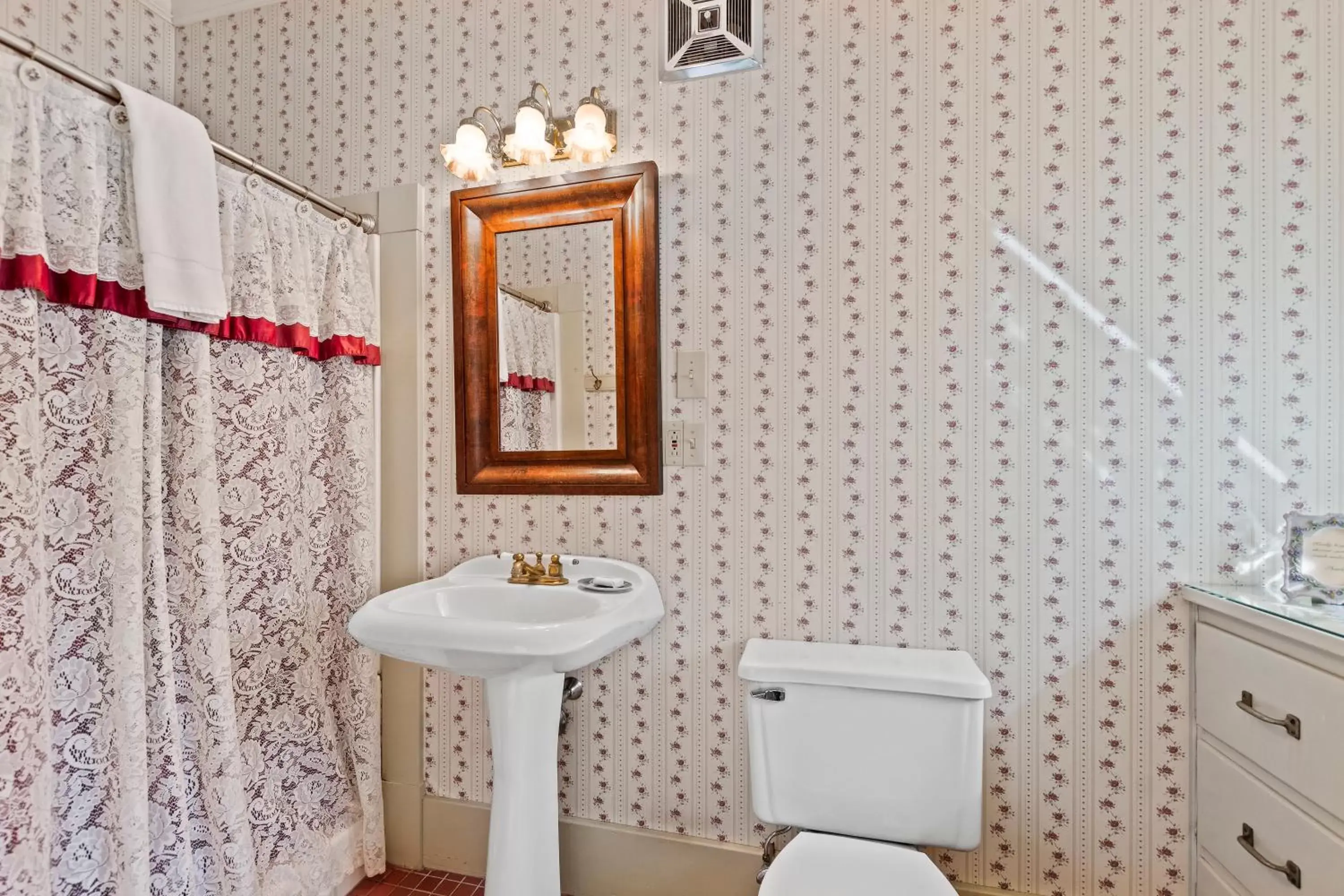 Family Room with Bathroom in South Shire Family Room with Bathroom in South Shire