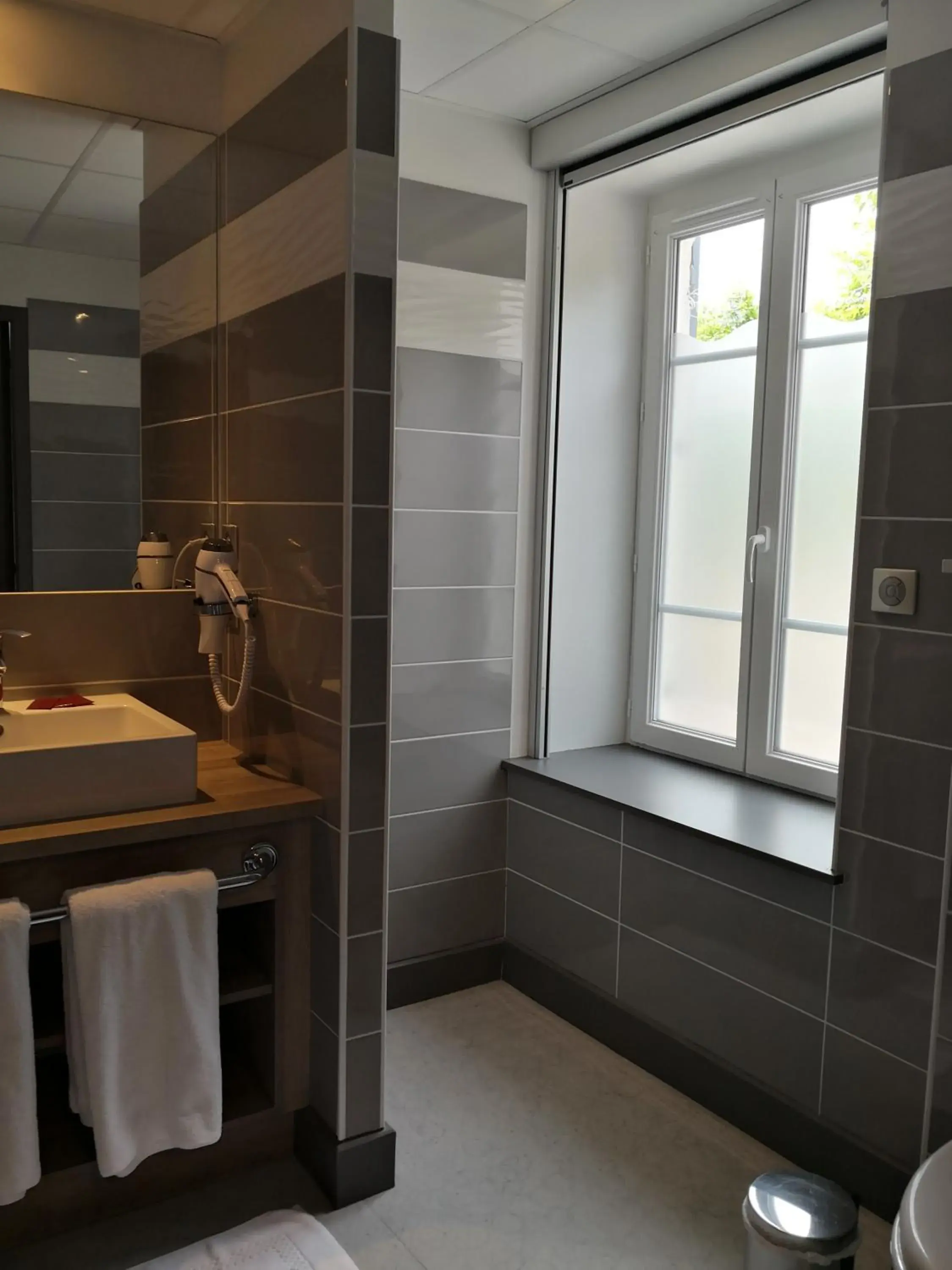 Triple Room in Hotel du Commerce Triple Room in Hotel du Commerce