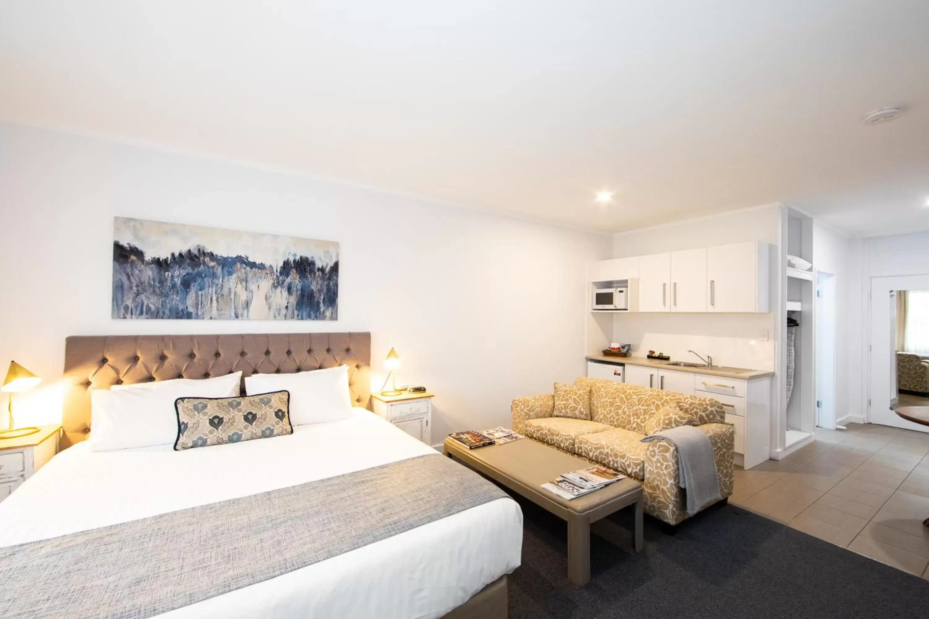 King Room with Kitchenette in New England Motor Lodge King Room with Kitchenette in New England Motor Lodge