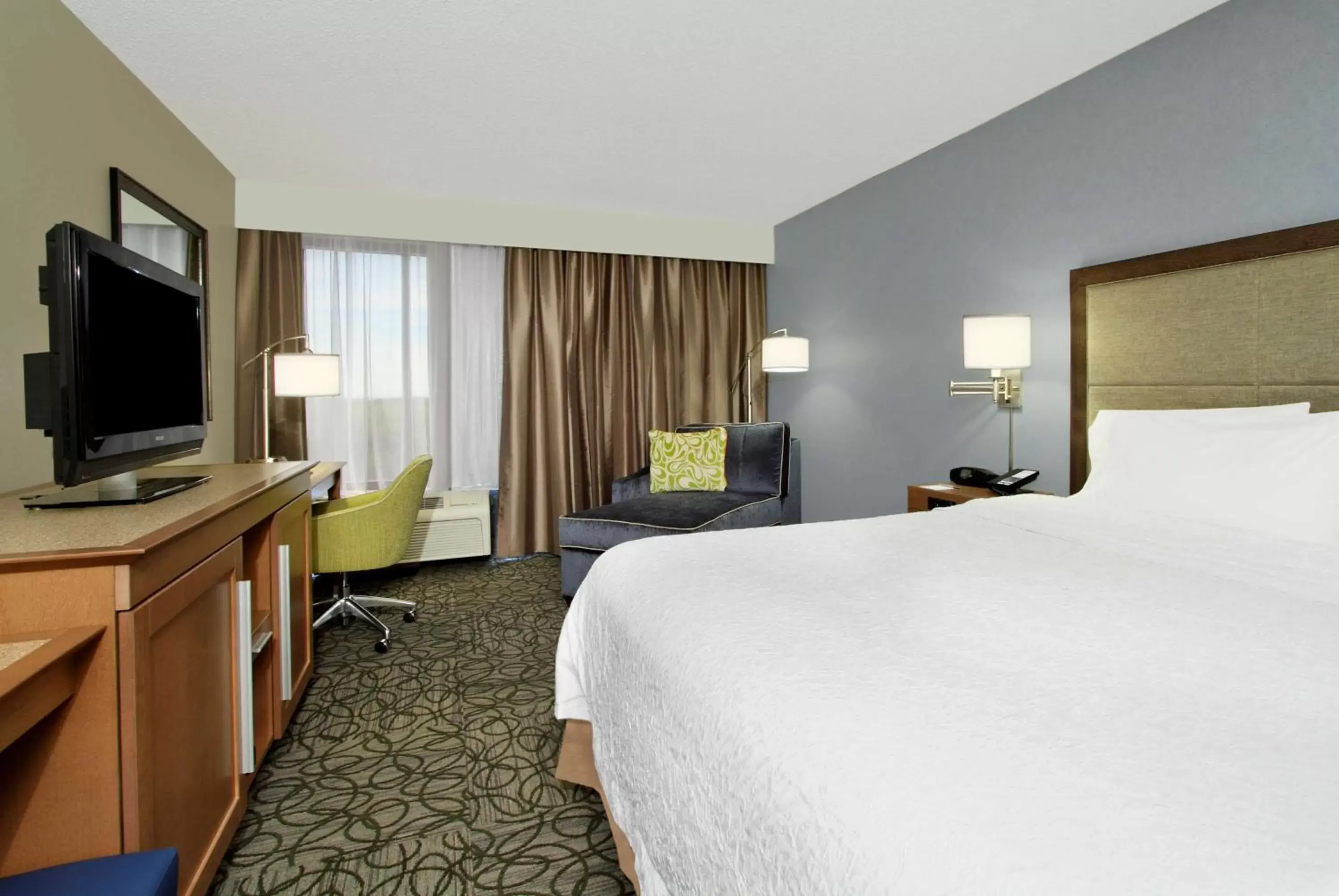 King Room with Accessible Tub - Mobility and Hearing Access/Non-Smoking in Hampton by Hilton Austin South - I-35 & Ben White King Room with Accessible Tub - Mobility and Hearing Access/Non-Smoking in Hampton by Hilton Austin South - I-35 & Ben White