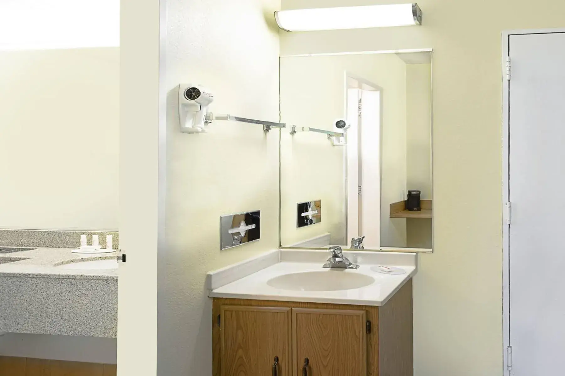 Double Room - Disability Access/Non-Smoking in Howard Johnson by Wyndham Newburgh Double Room - Disability Access/Non-Smoking in Howard Johnson by Wyndham Newburgh