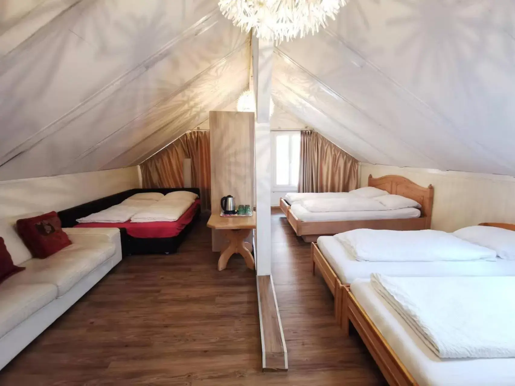 Family Room with Private Bathroom On 3rd Floor No Elevator in Interlaken Linda Inn Lodge Family Room with Private Bathroom On 3rd Floor No Elevator in Interlaken Linda Inn Lodge