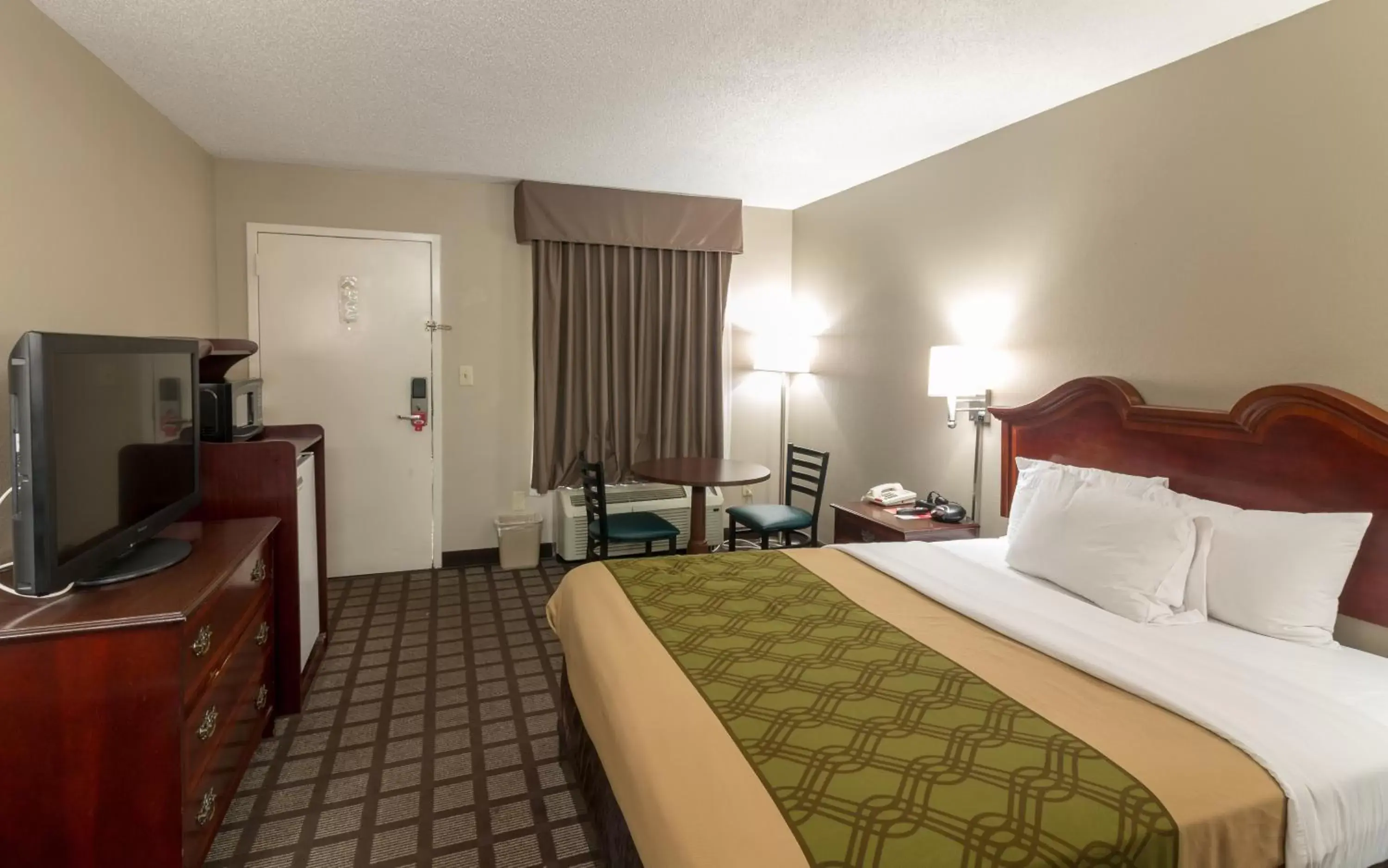 Queen Room - Smoking in Econo Lodge Garner - Raleigh Queen Room - Smoking in Econo Lodge Garner - Raleigh