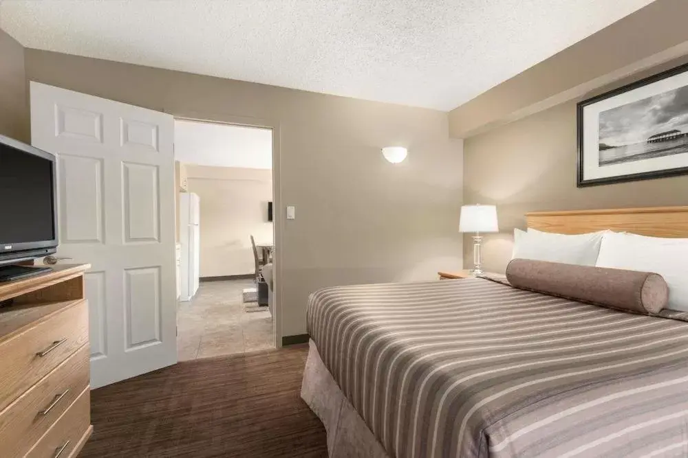 Queen suite with Kitchenette - Non-Smoking in Travelodge by Wyndham Prince George Queen suite with Kitchenette - Non-Smoking in Travelodge by Wyndham Prince George