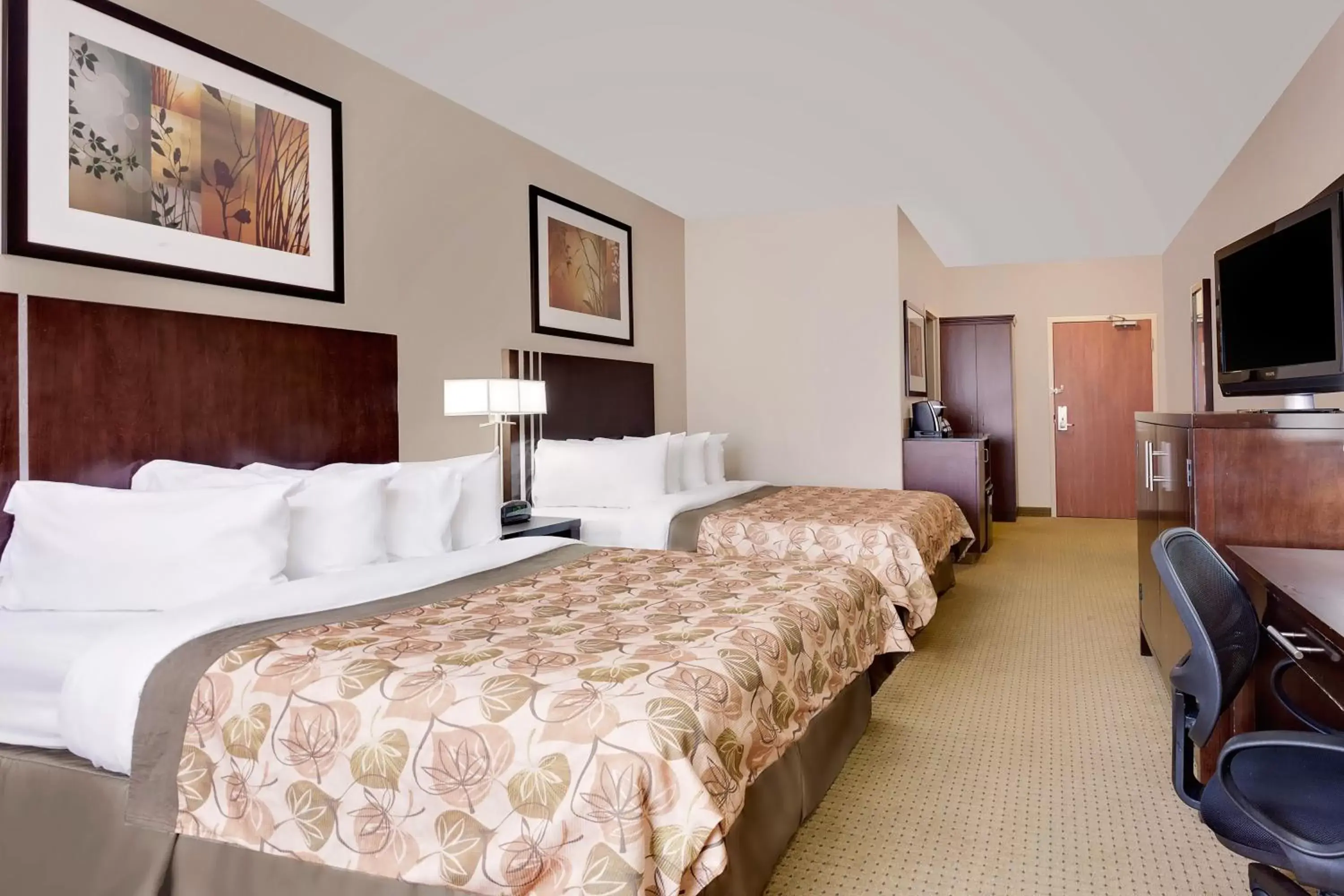 Queen Room with Two Queen Beds - Non-Smoking in Ramada by Wyndham Lac La Biche Queen Room with Two Queen Beds - Non-Smoking in Ramada by Wyndham Lac La Biche