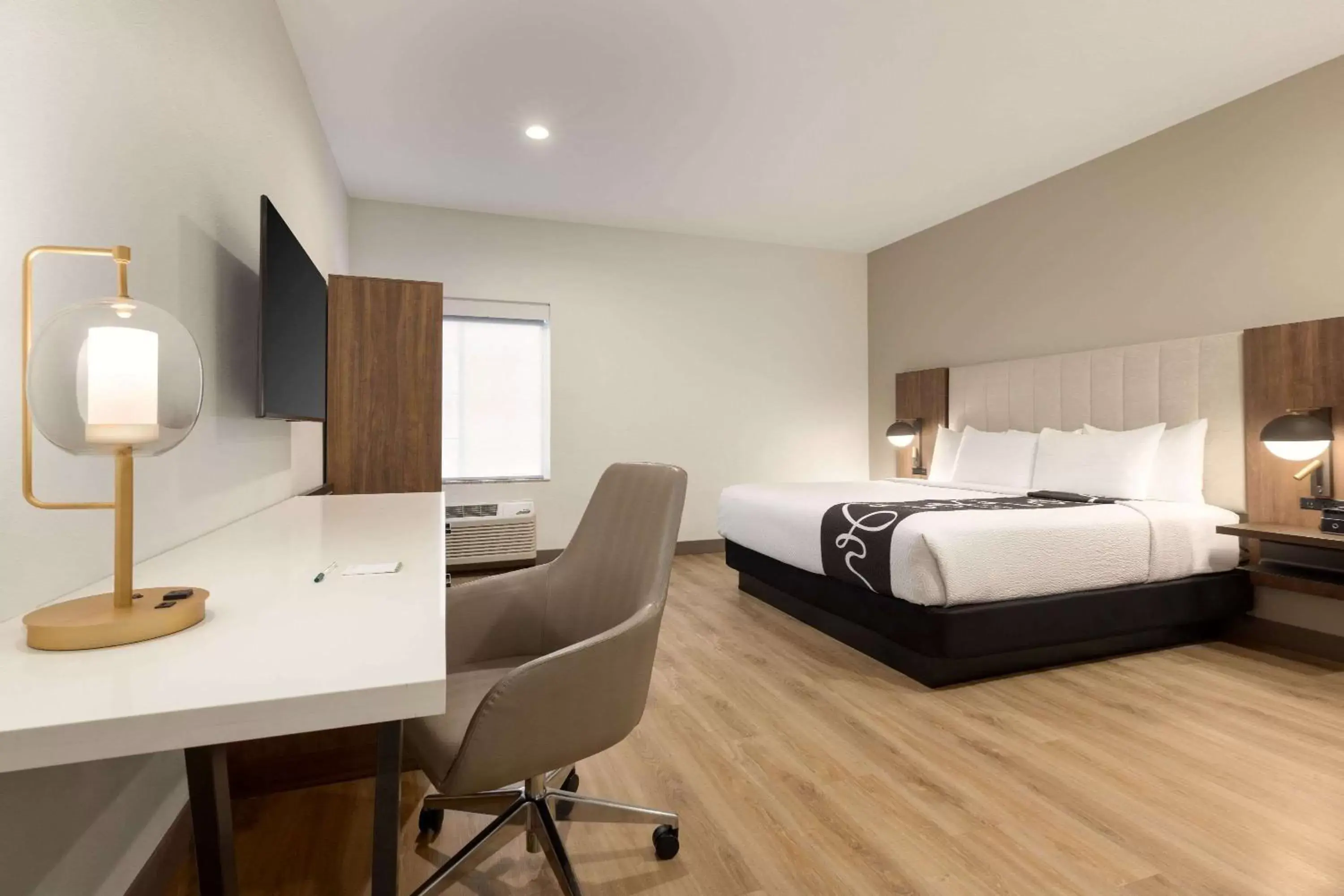 King Room with Bath Tub - Mobility/Hearing Accessible in La Quinta by Wyndham Port Arthur King Room with Bath Tub - Mobility/Hearing Accessible in La Quinta by Wyndham Port Arthur