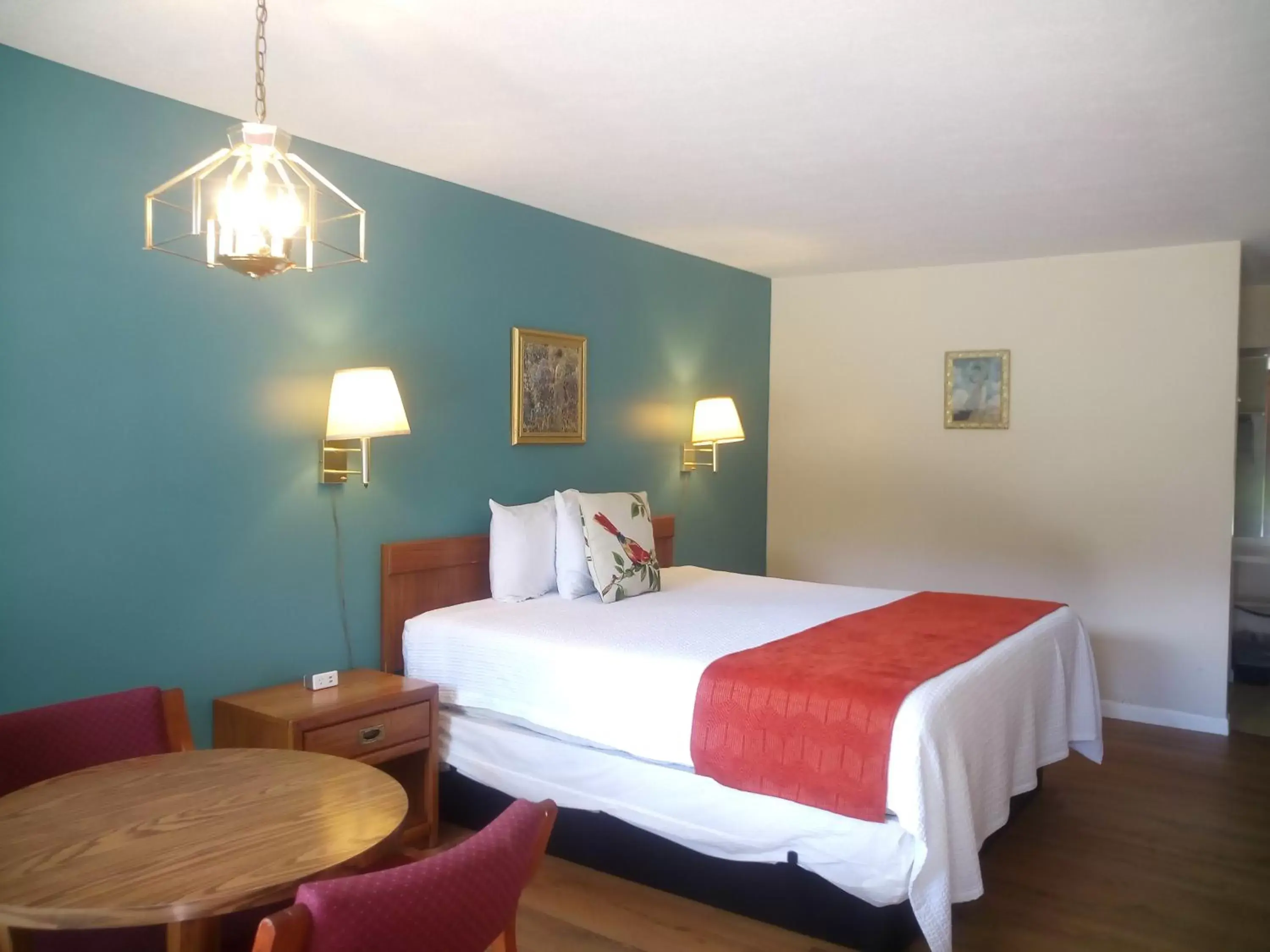 Standard King Room in Meadowlark Motel with Restaurant & Bar Standard King Room in Meadowlark Motel with Restaurant & Bar