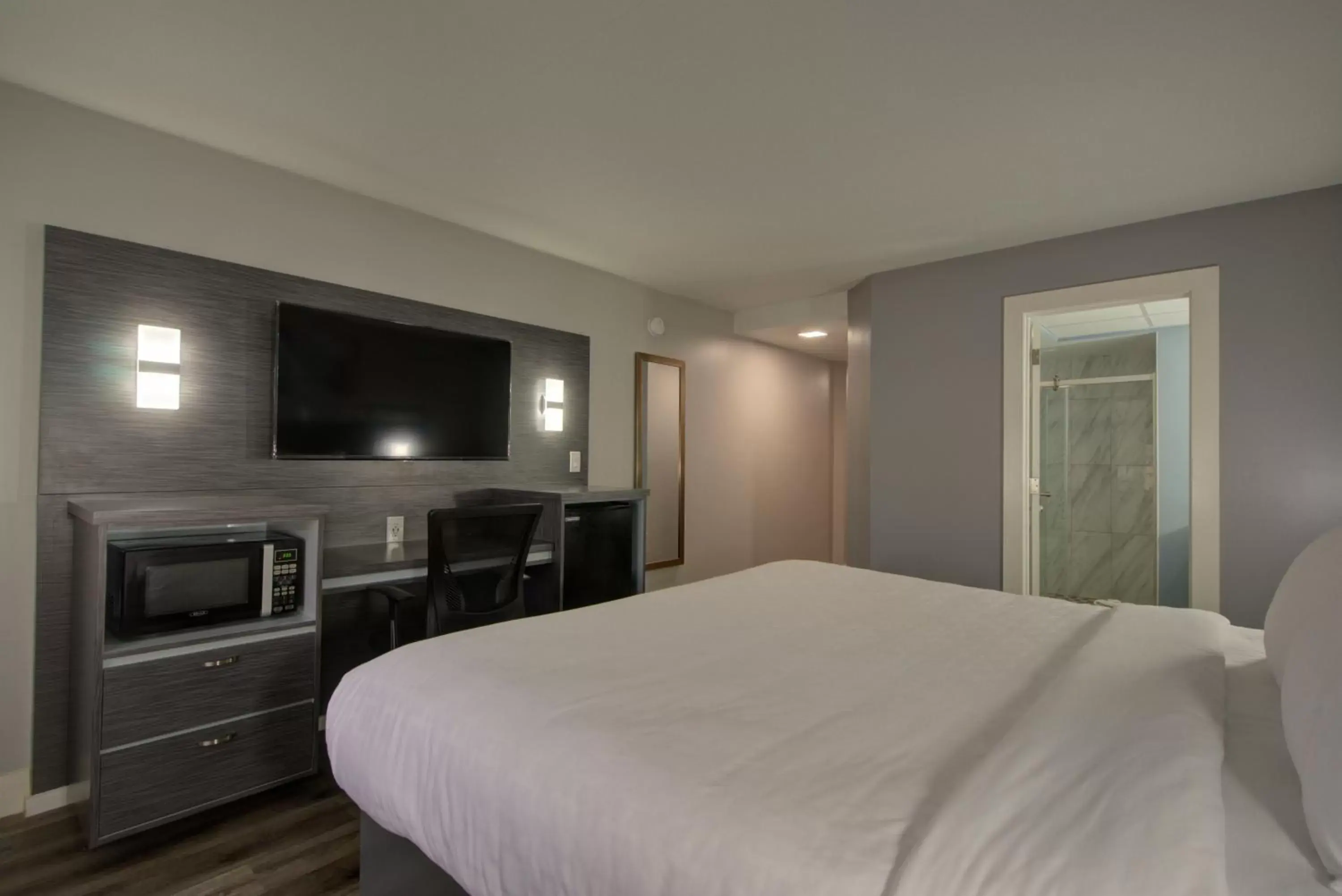 Superior King Room - Non Smoking in Clarion Pointe Tampa East near Fairgrounds and Casino Superior King Room - Non Smoking in Clarion Pointe Tampa East near Fairgrounds and Casino