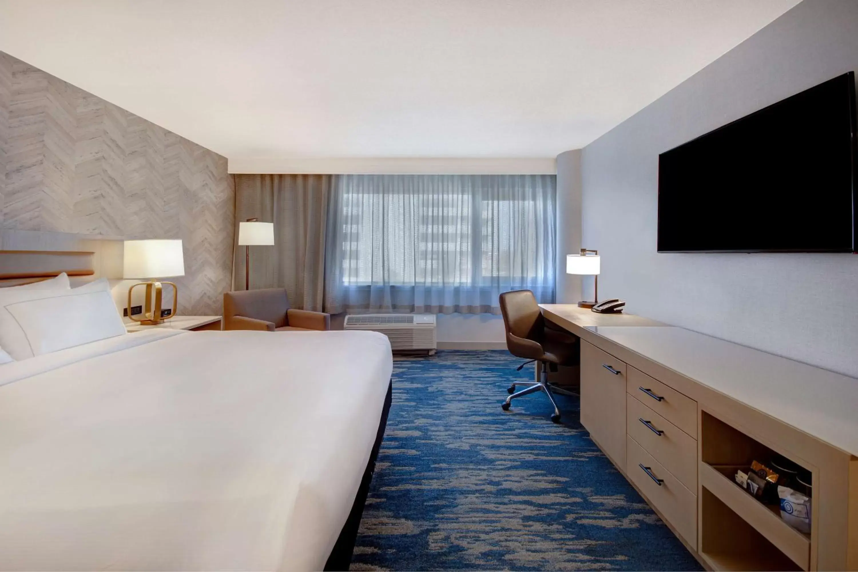 King Room with Bath Tub - Disability Access in DoubleTree by Hilton LAX - El Segundo King Room with Bath Tub - Disability Access in DoubleTree by Hilton LAX - El Segundo